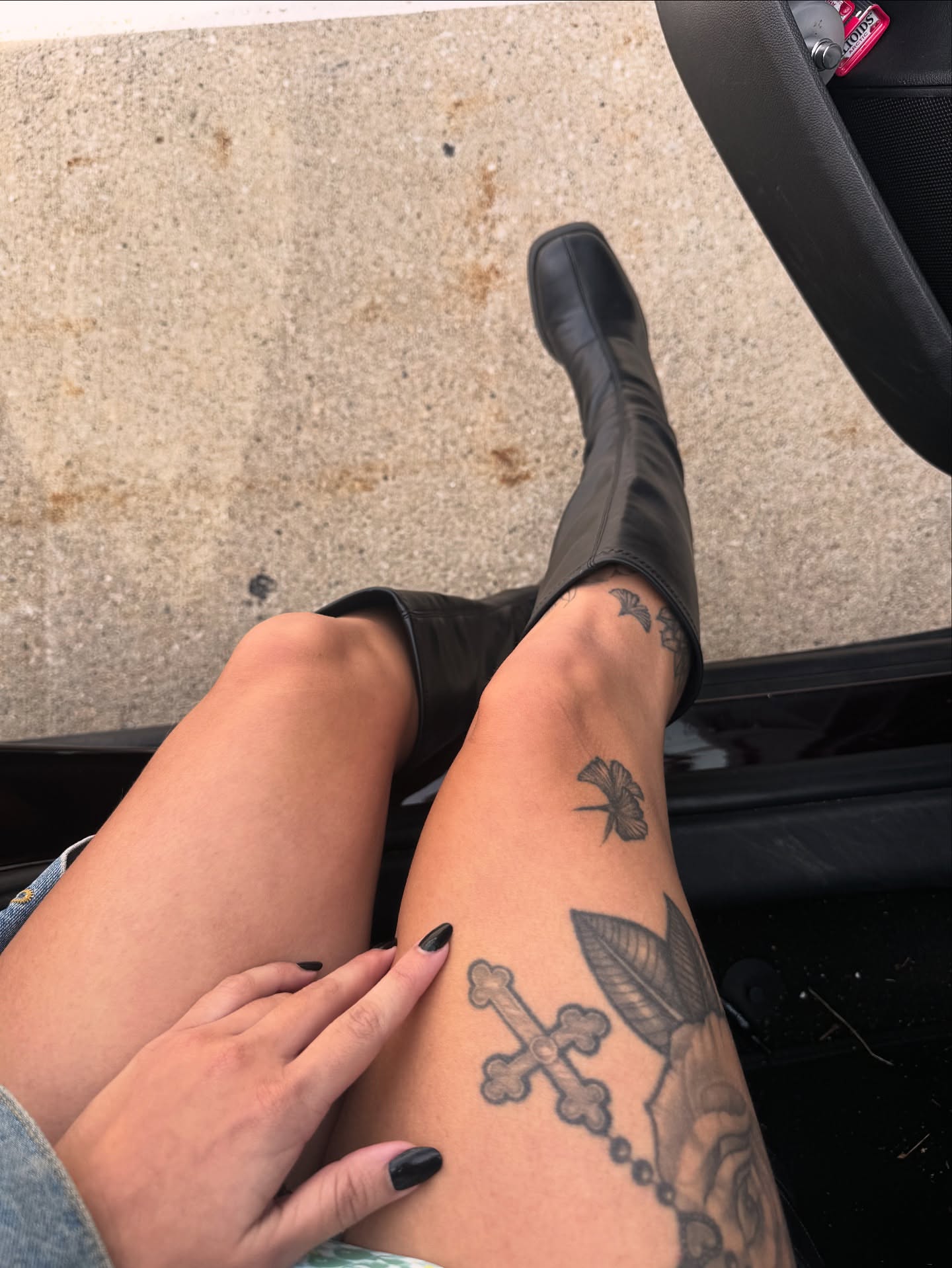 Cross and leaf black and grey tattoo on the thigh by Marie Amor🌙