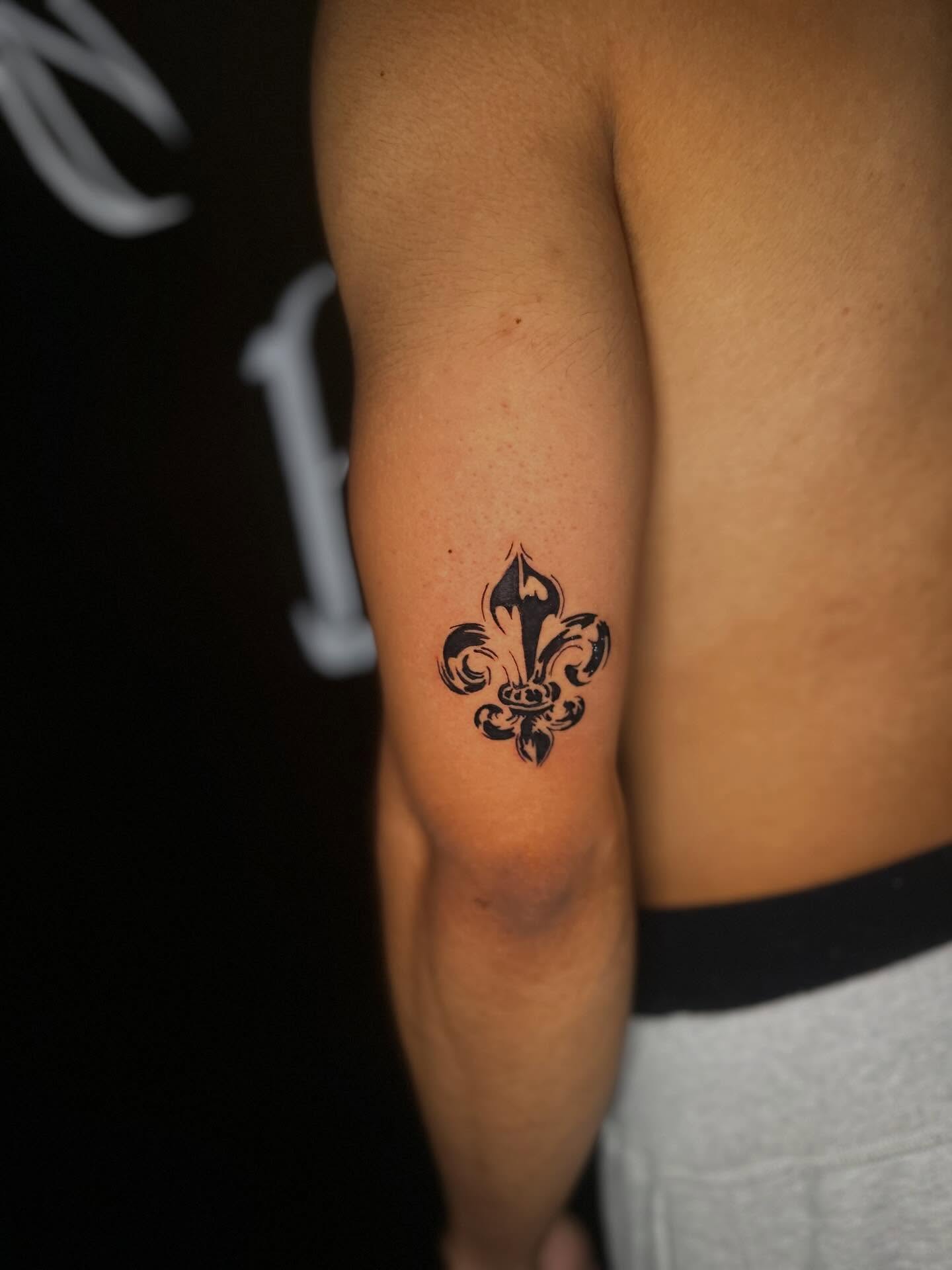Fleur de lis fine line tattoo on the forearm by ๐๐ข๐ฃ๐ฑ ๐๐ฆ๐ฑ๐ฌ ๐๏ธ