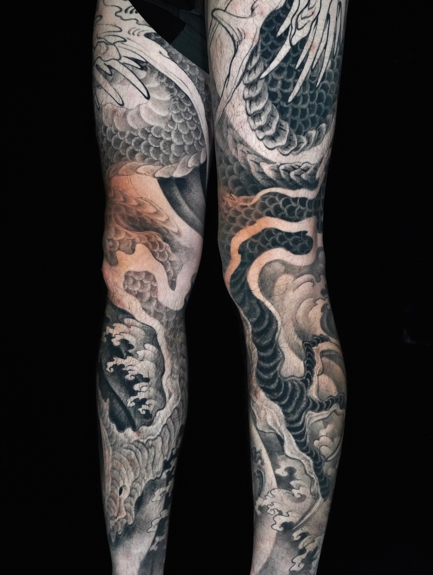 Dragon and waves japanese irezumi tattoo on the leg by 睿刺造物