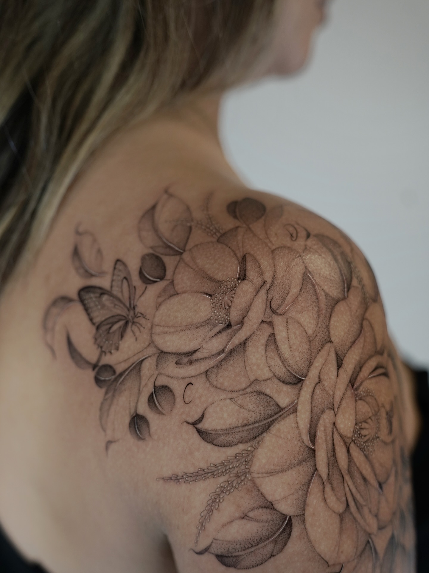 Floral bouquet dotwork tattoo on the shoulder by Bel Fernandez