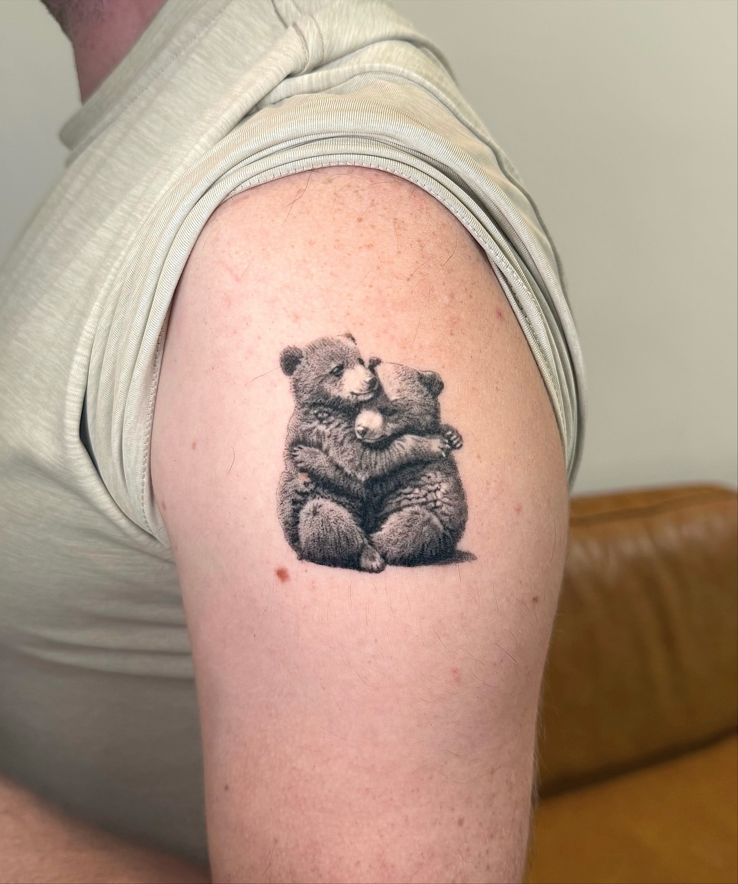 Hugging bears realism tattoo on the shoulder by Oxana