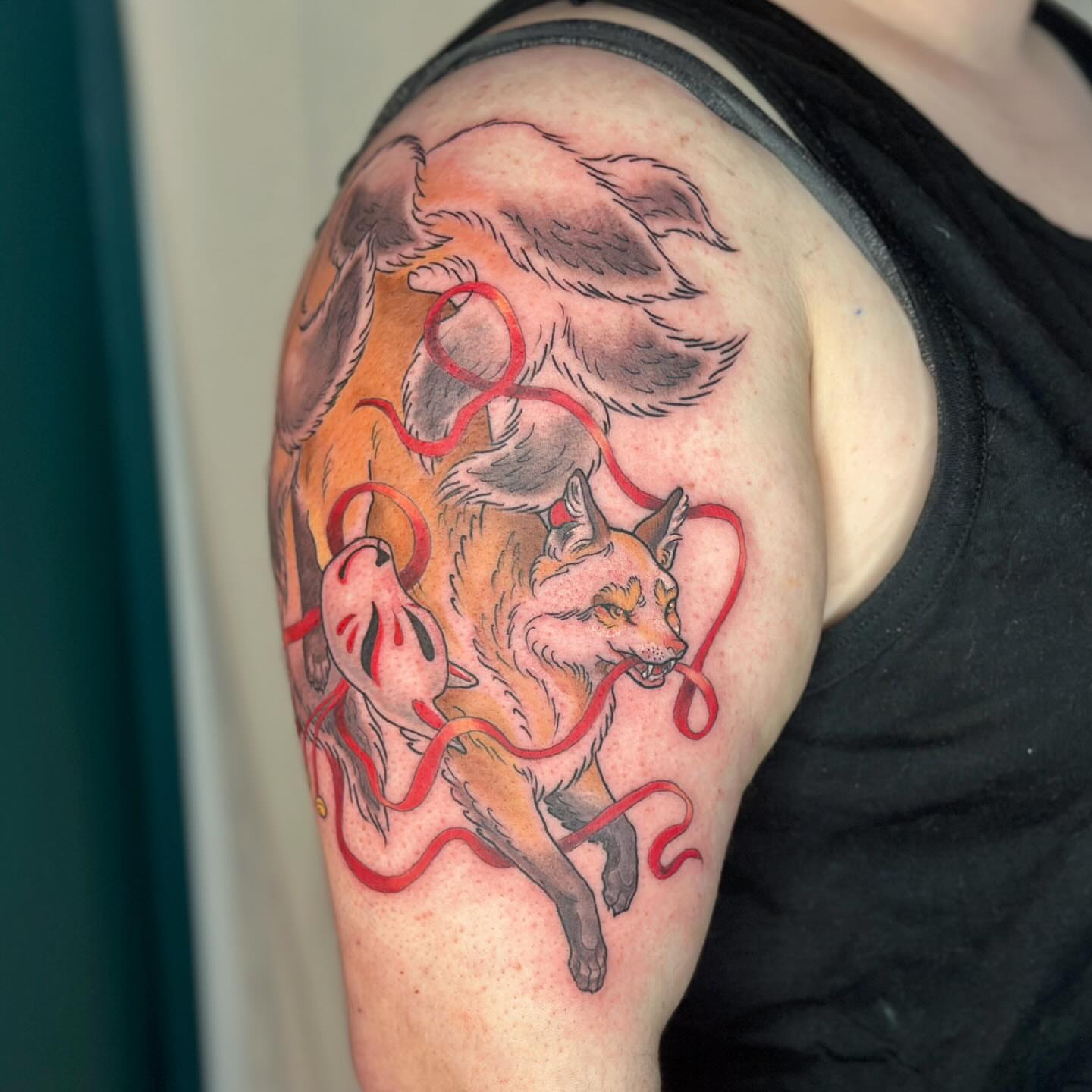 Fox with serpentine tail American traditional tattoo on the shoulder by ɪᴍᴏɢᴇɴ 🏳️🌈 sᴇᴀᴛᴛʟᴇ ᴛᴀᴛᴛᴏᴏ ᴀʀᴛɪsᴛ, Seattle, Washington