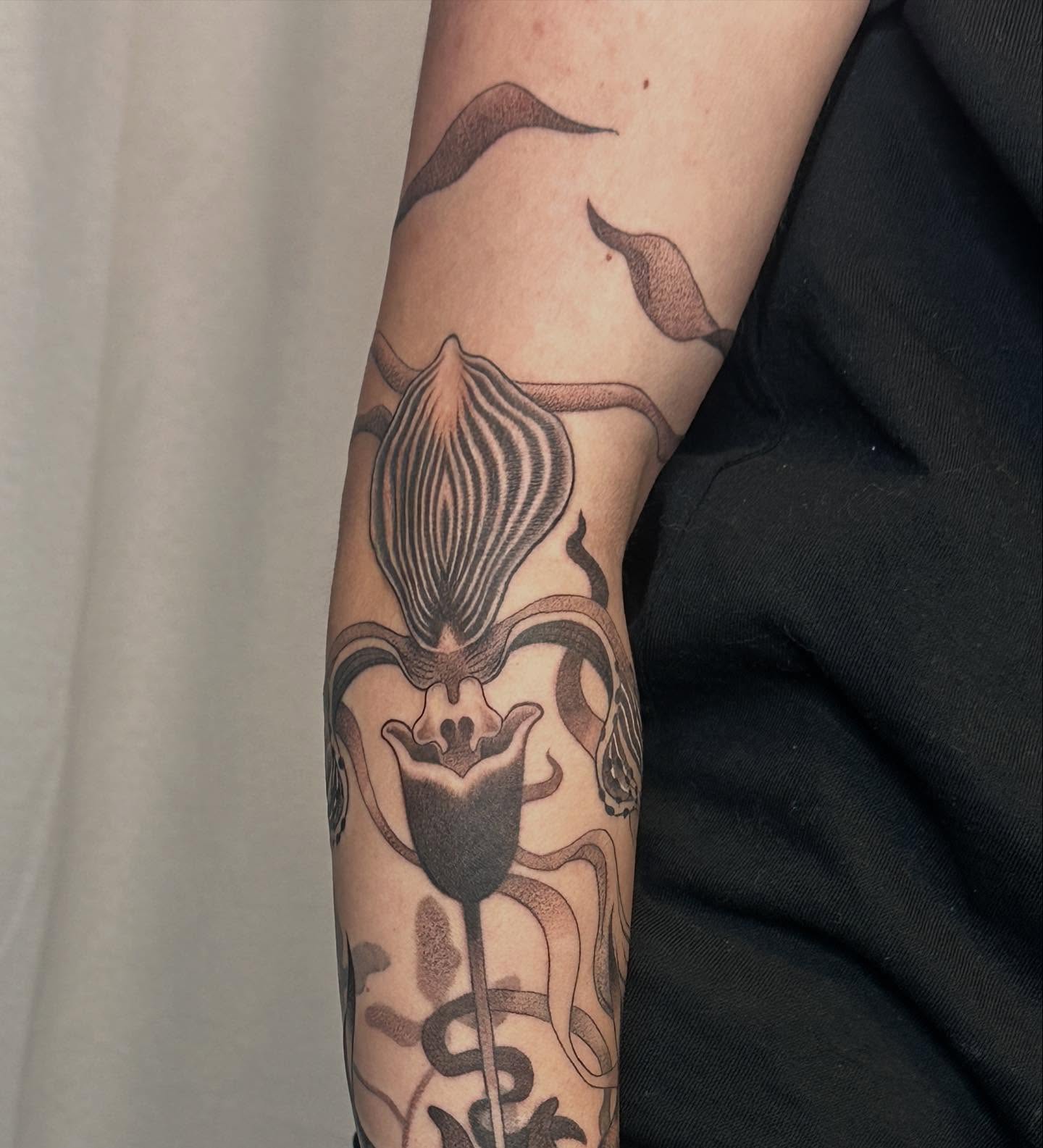Lotus flower geometric tattoo on the forearm by ɪᴍᴏɢᴇɴ 🏳️🌈 sᴇᴀᴛᴛʟᴇ ᴛᴀᴛᴛᴏᴏ ᴀʀᴛɪsᴛ, Seattle, Washington