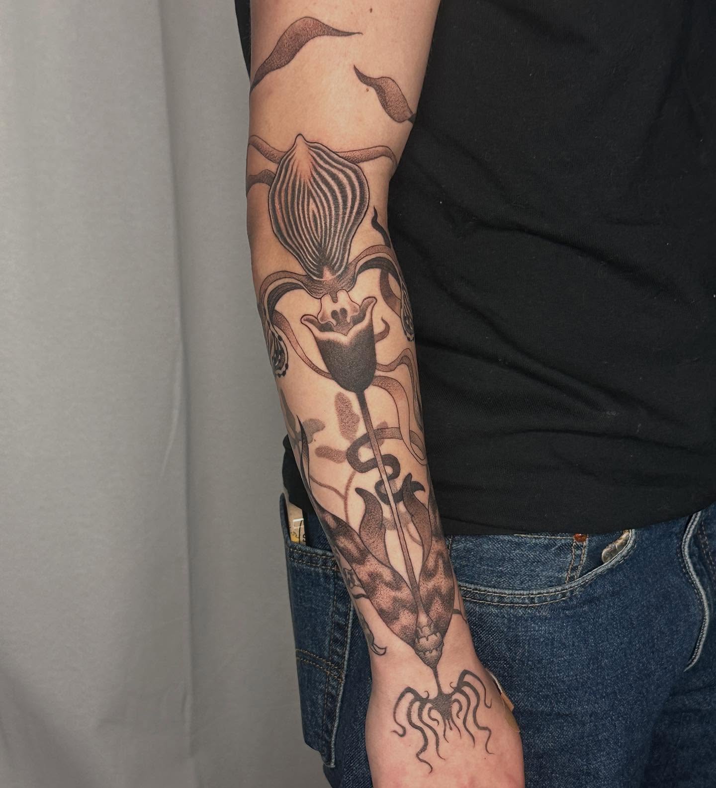 Flower and tentacles dotwork tattoo on the forearm by ɪᴍᴏɢᴇɴ 🏳️🌈 sᴇᴀᴛᴛʟᴇ ᴛᴀᴛᴛᴏᴏ ᴀʀᴛɪsᴛ, Seattle, Washington