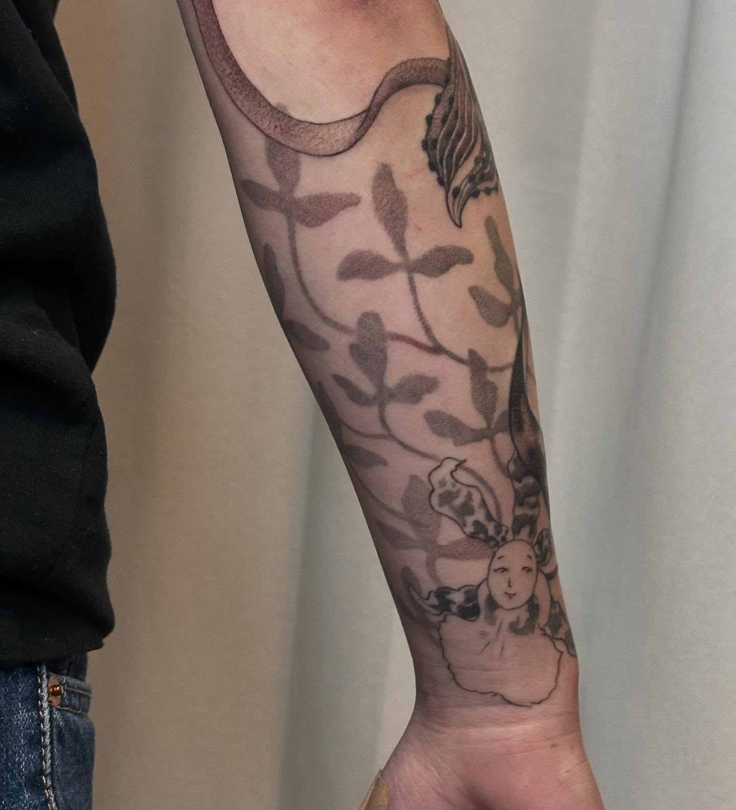 Snake and floral vine realism tattoo on the forearm by ɪᴍᴏɢᴇɴ 🏳️🌈 sᴇᴀᴛᴛʟᴇ ᴛᴀᴛᴛᴏᴏ ᴀʀᴛɪsᴛ, Seattle, Washington
