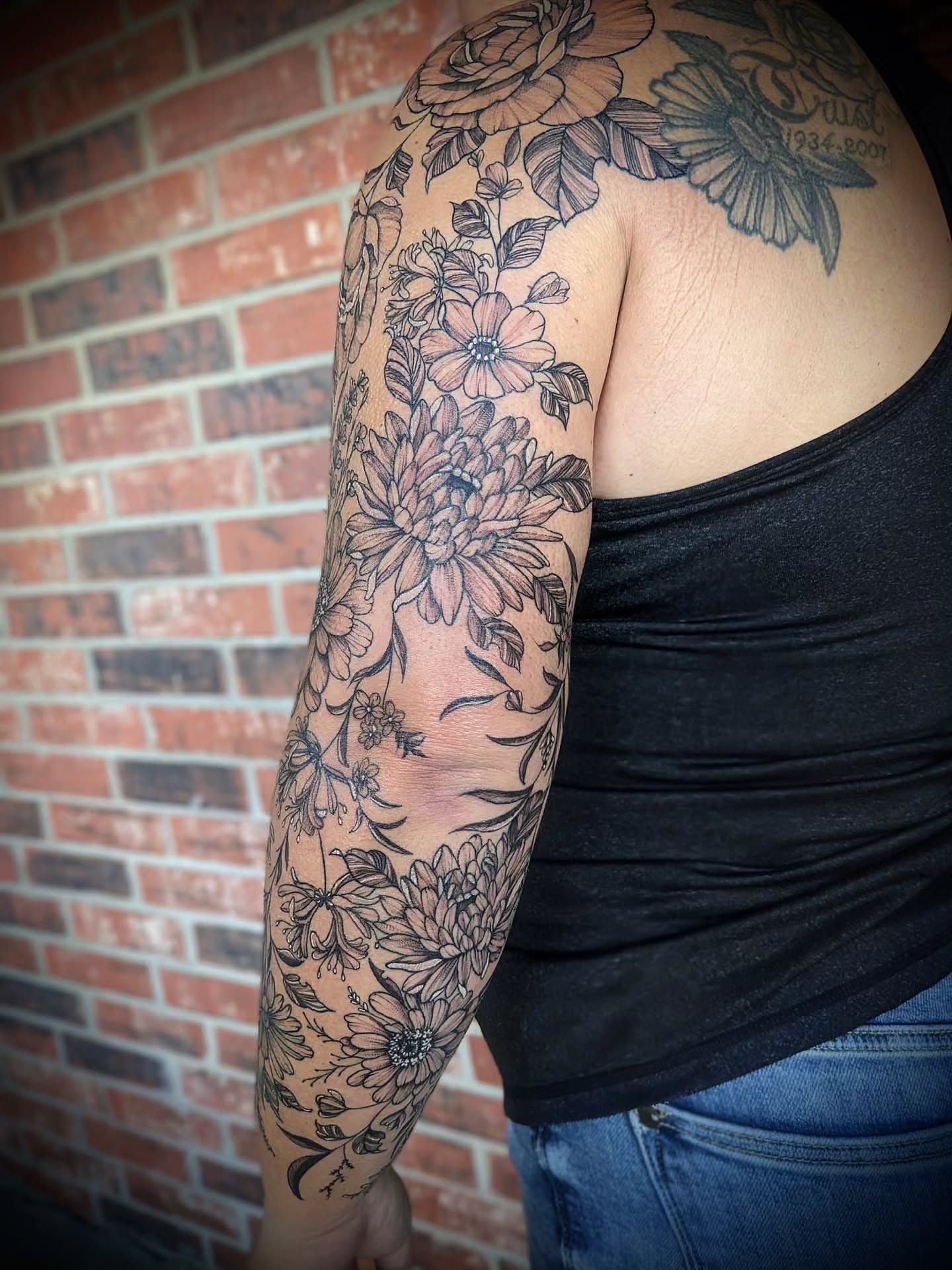 Floral bouquet black and grey tattoo on the upper arm by 𝕸𝖆𝖉𝖎 (𝕸𝖆𝖉 𝕯𝖔𝖌)