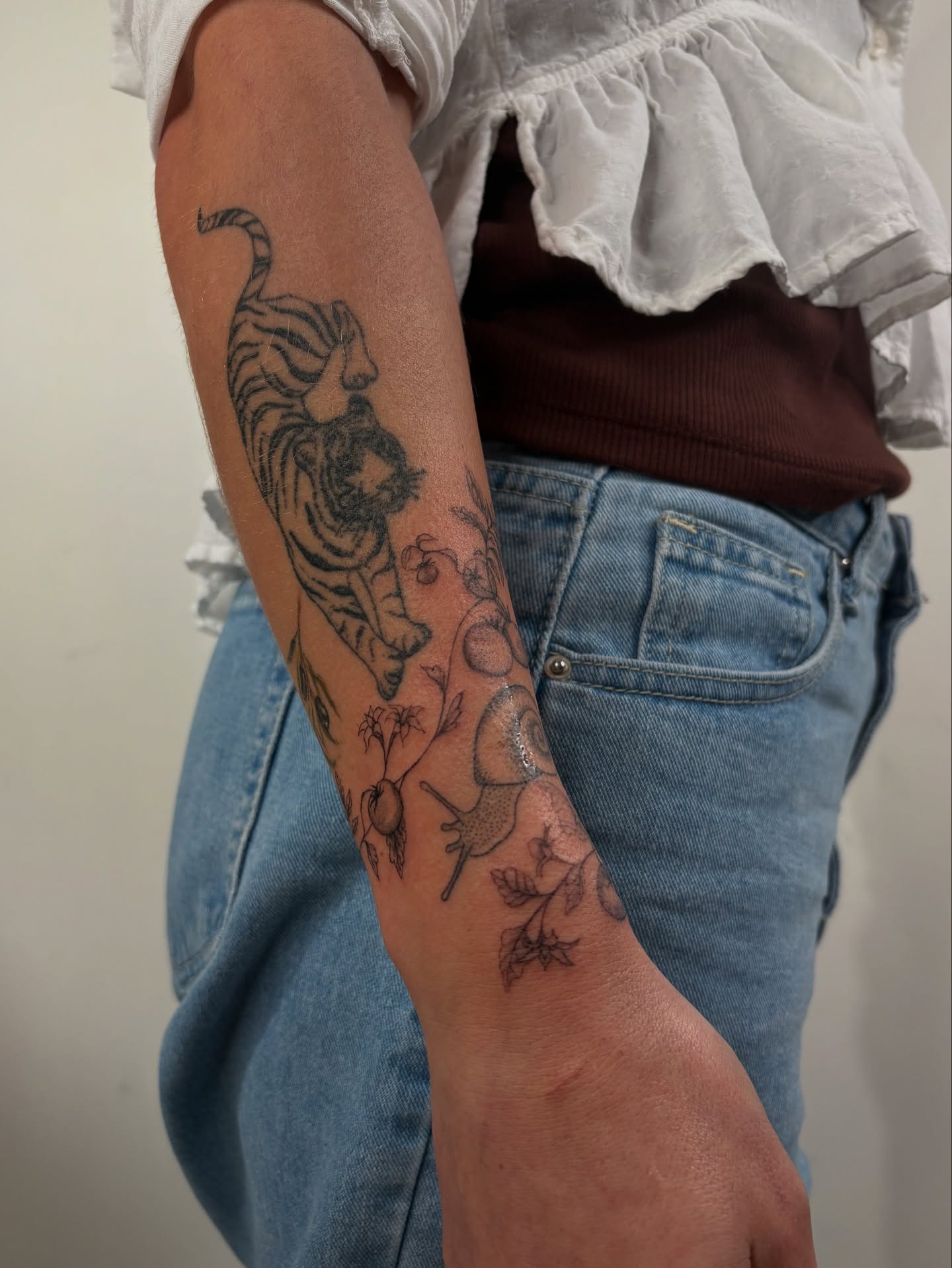 Tiger and flowers black and grey tattoo on the forearm by @tattotos