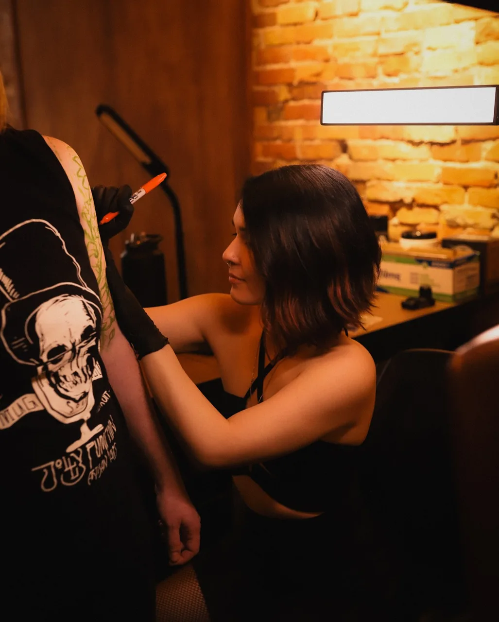 Skull with hat American traditional tattoo on the upper arm by Tattoo Artist