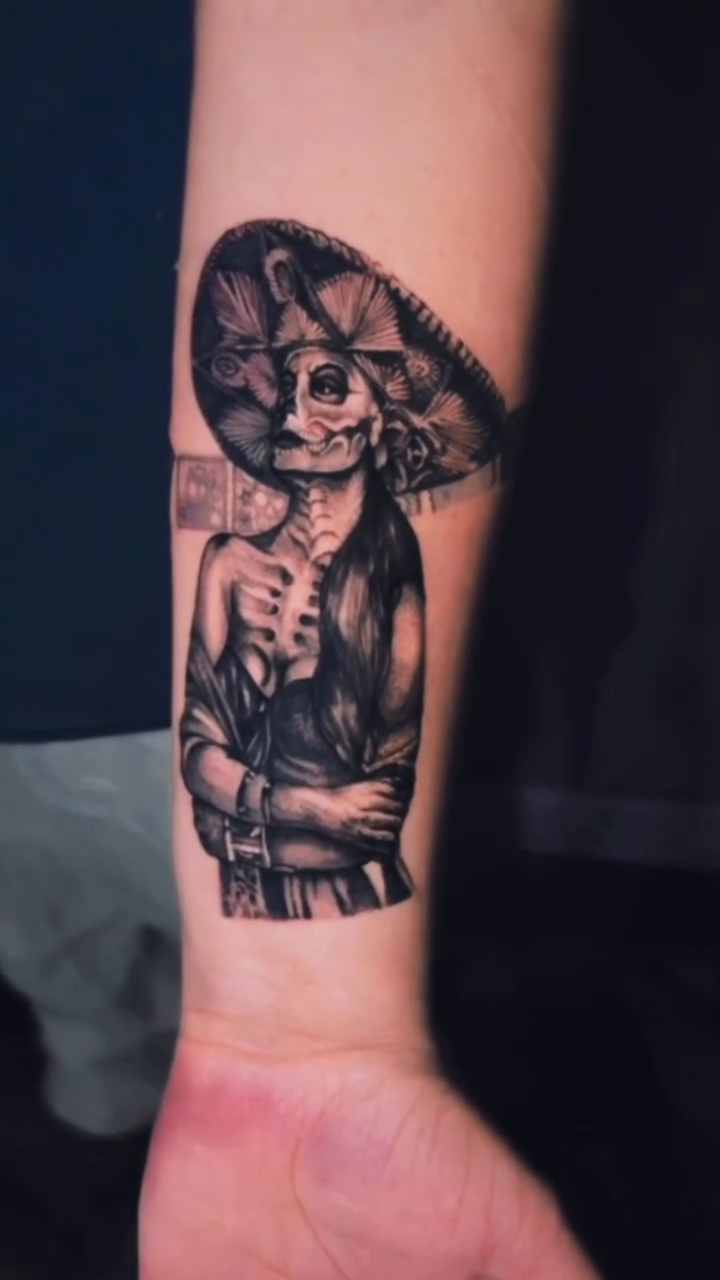 Dia de los Muertos skeleton woman realism tattoo on the forearm by 🦉🔮 𝕮𝖍𝖎𝖈𝖔 🔮🐺