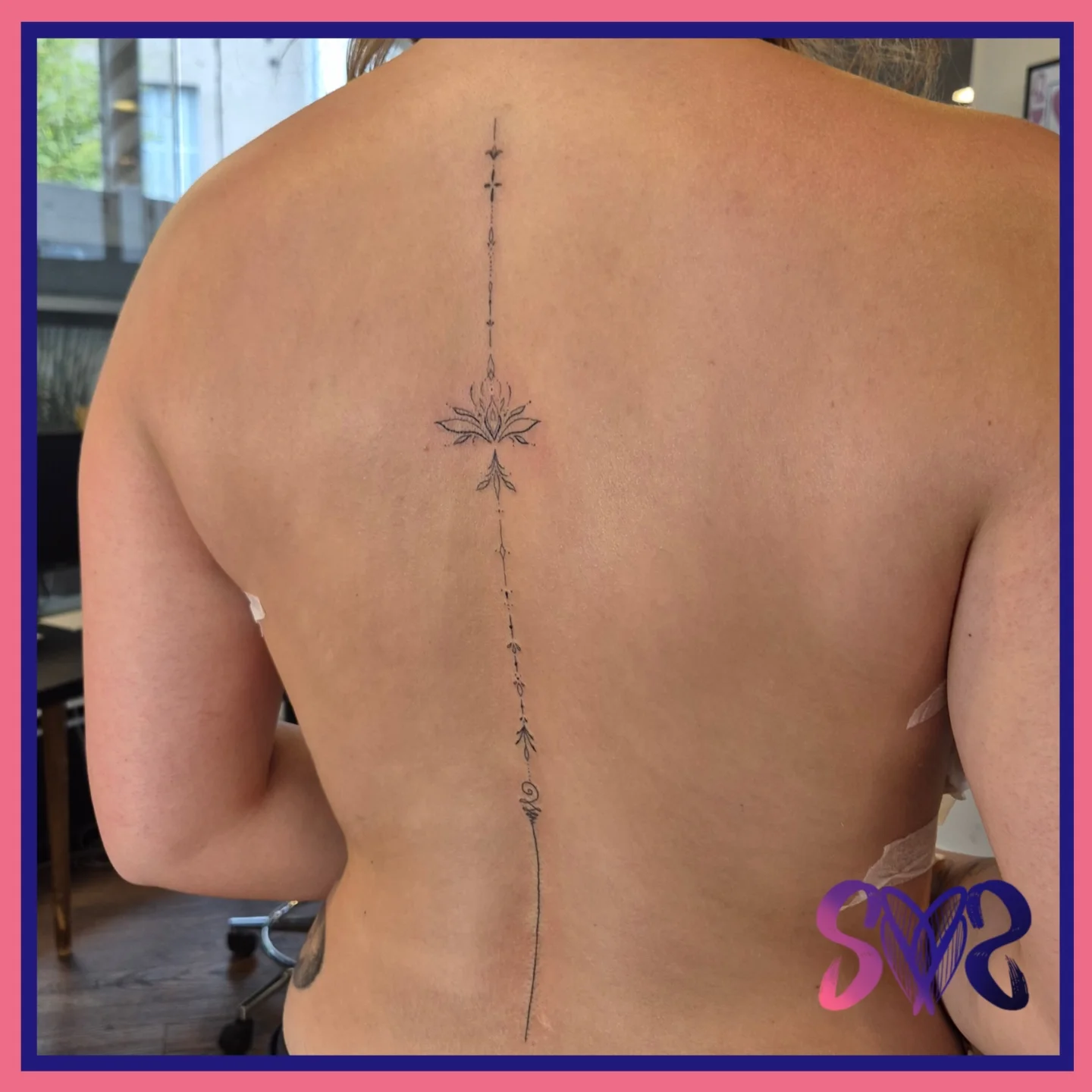 Lotus flower geometric tattoo on the back by Sooz, Tours, Centre-Val de Loire