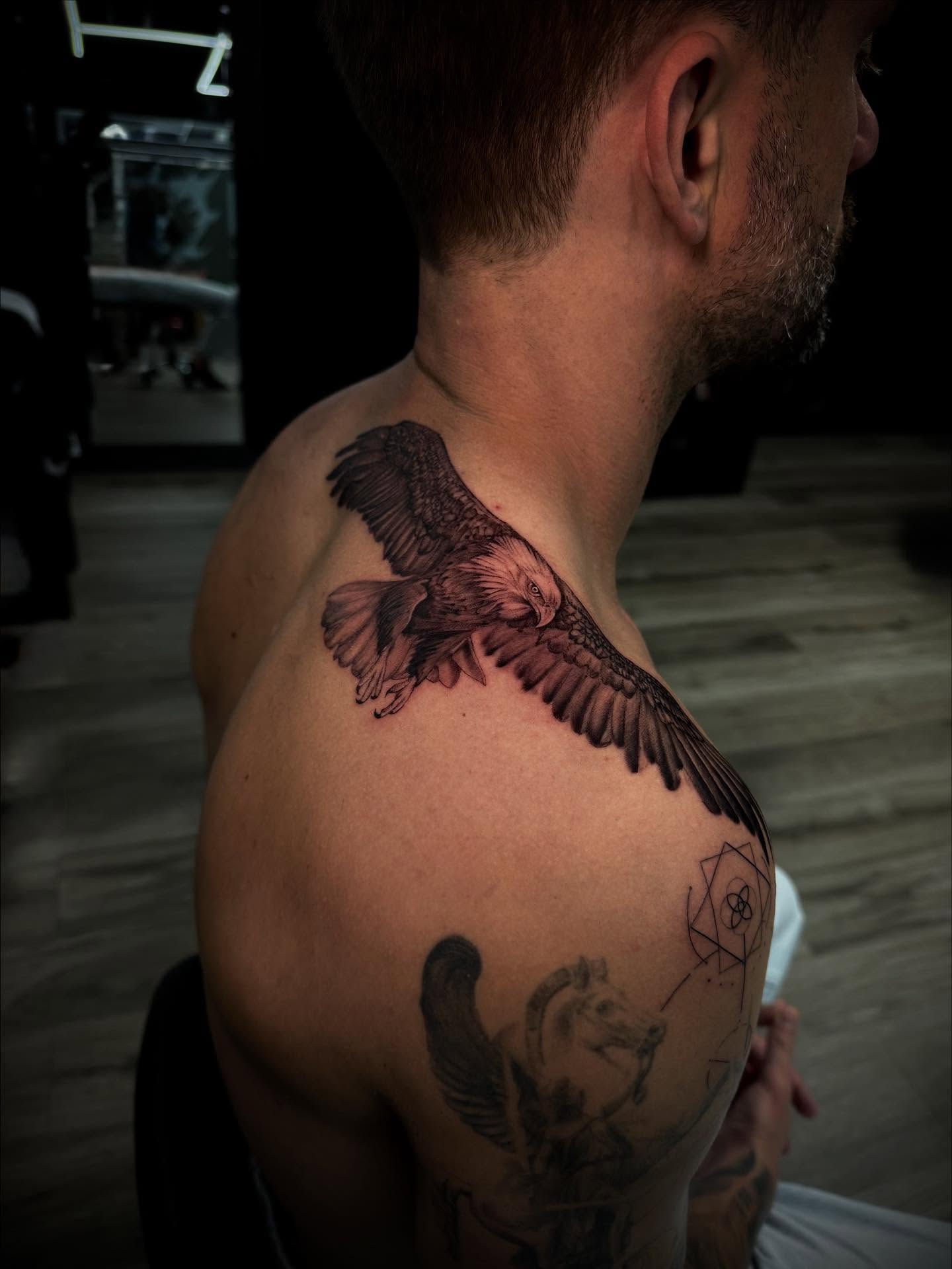 Bird realism tattoo on the shoulder by Nicolas Herrera