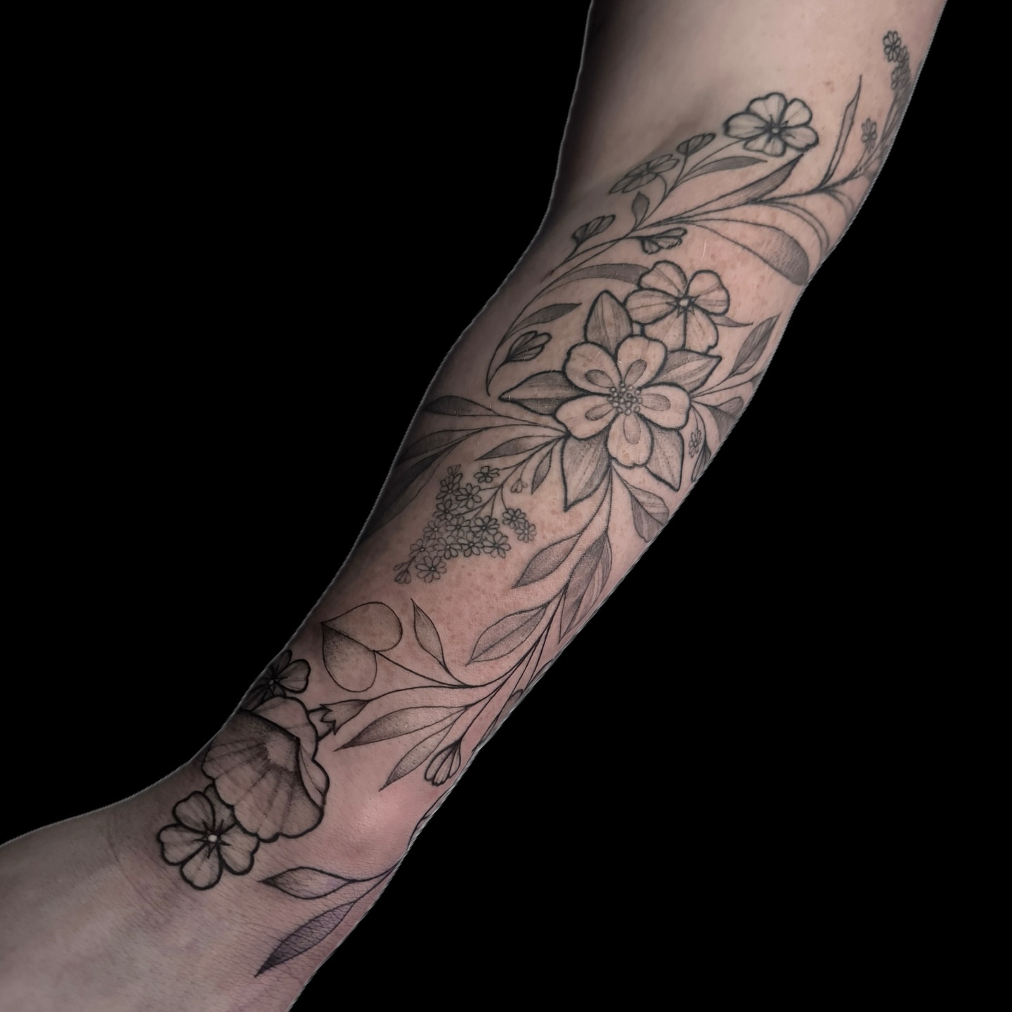 Floral design black and grey tattoo on the forearm by 𝕭𝖆𝖇𝖊𝖔𝖓𝖙𝖍𝖊𝖒00𝖓🌙🪬, Colorado Springs, Colorado
