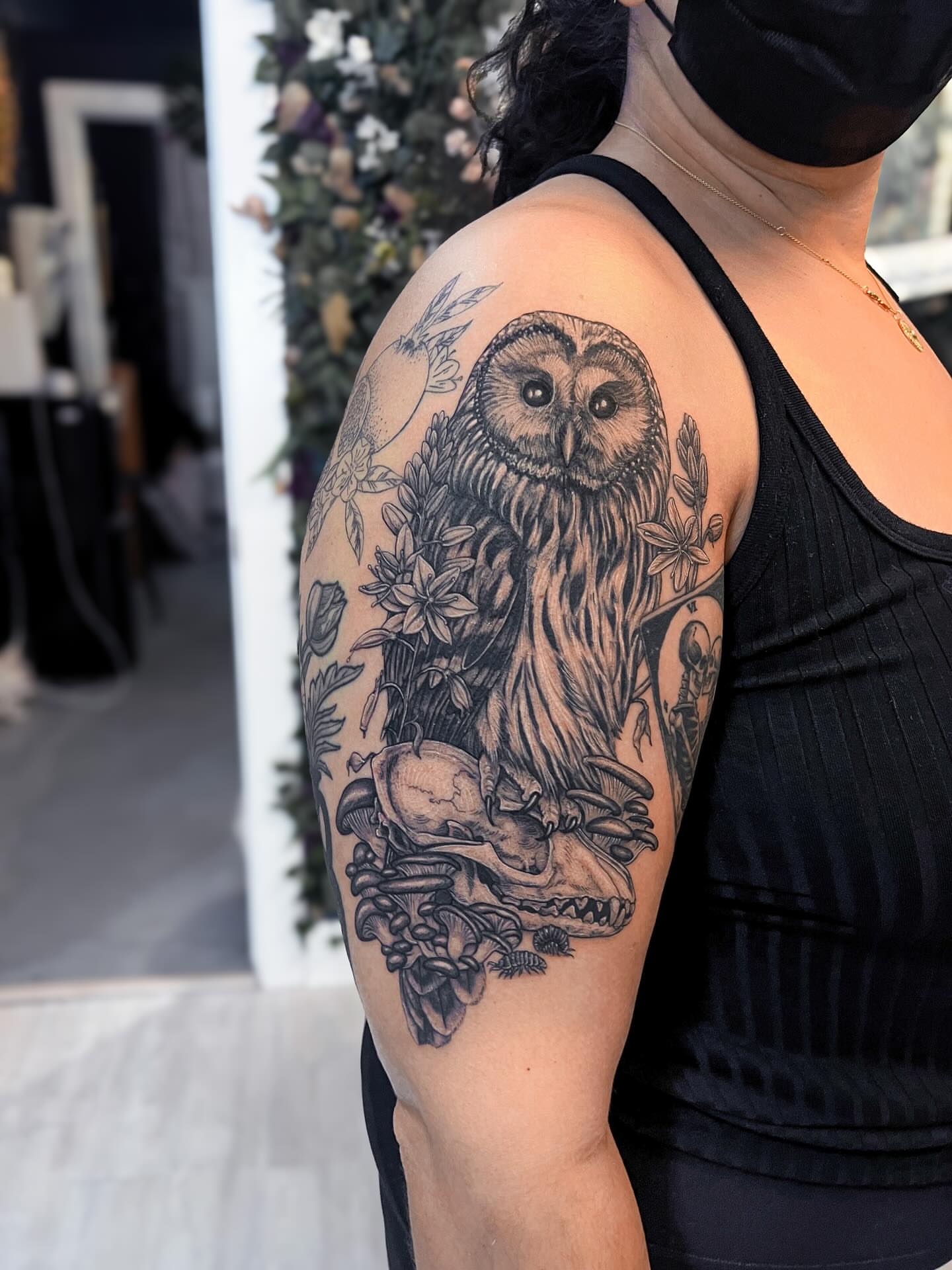 Owl and skull realism tattoo on the upper arm by 𝗝𝗲𝘀𝘀𝗶𝗲 𝗩𝗶𝗼𝗹𝗲𝘁