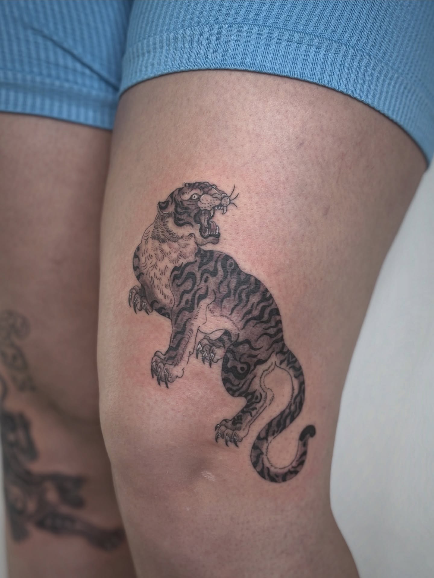 Tiger black and grey tattoo on the thigh by @tattotos