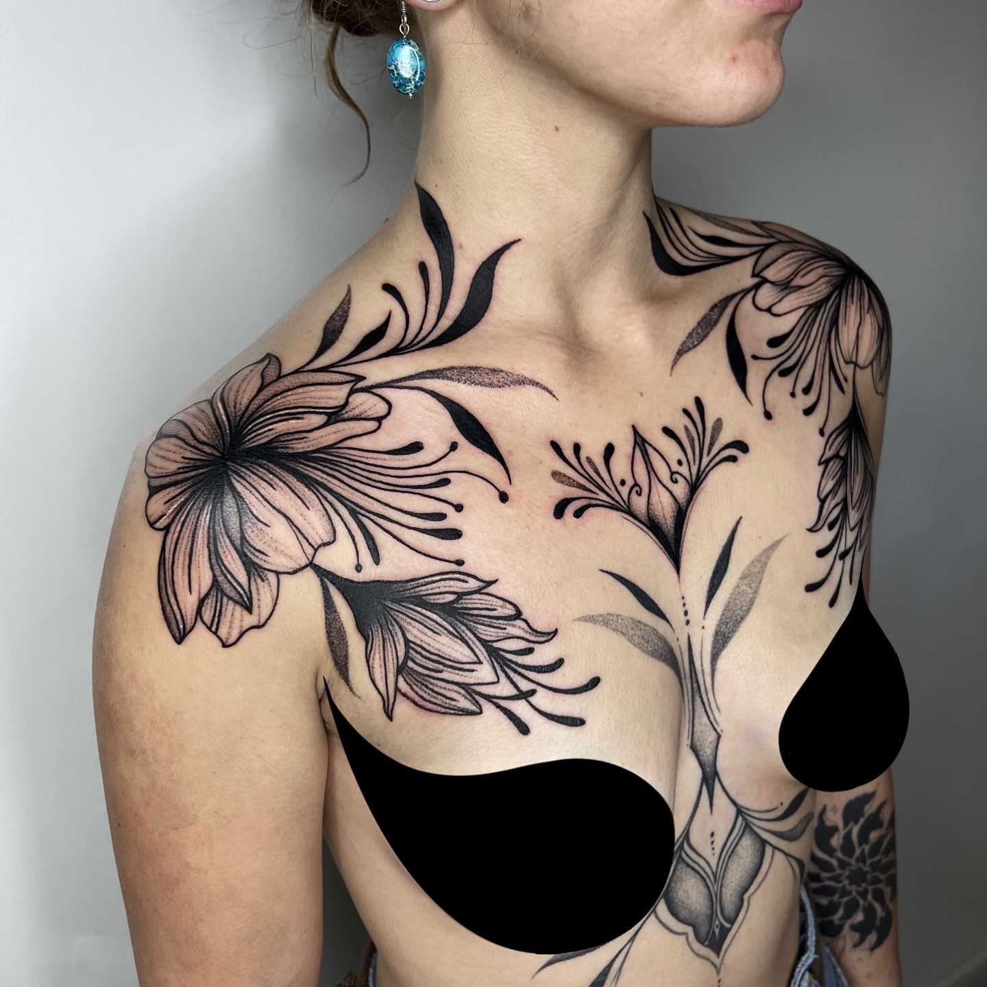 Floral black and grey tattoo on the chest by Elisa