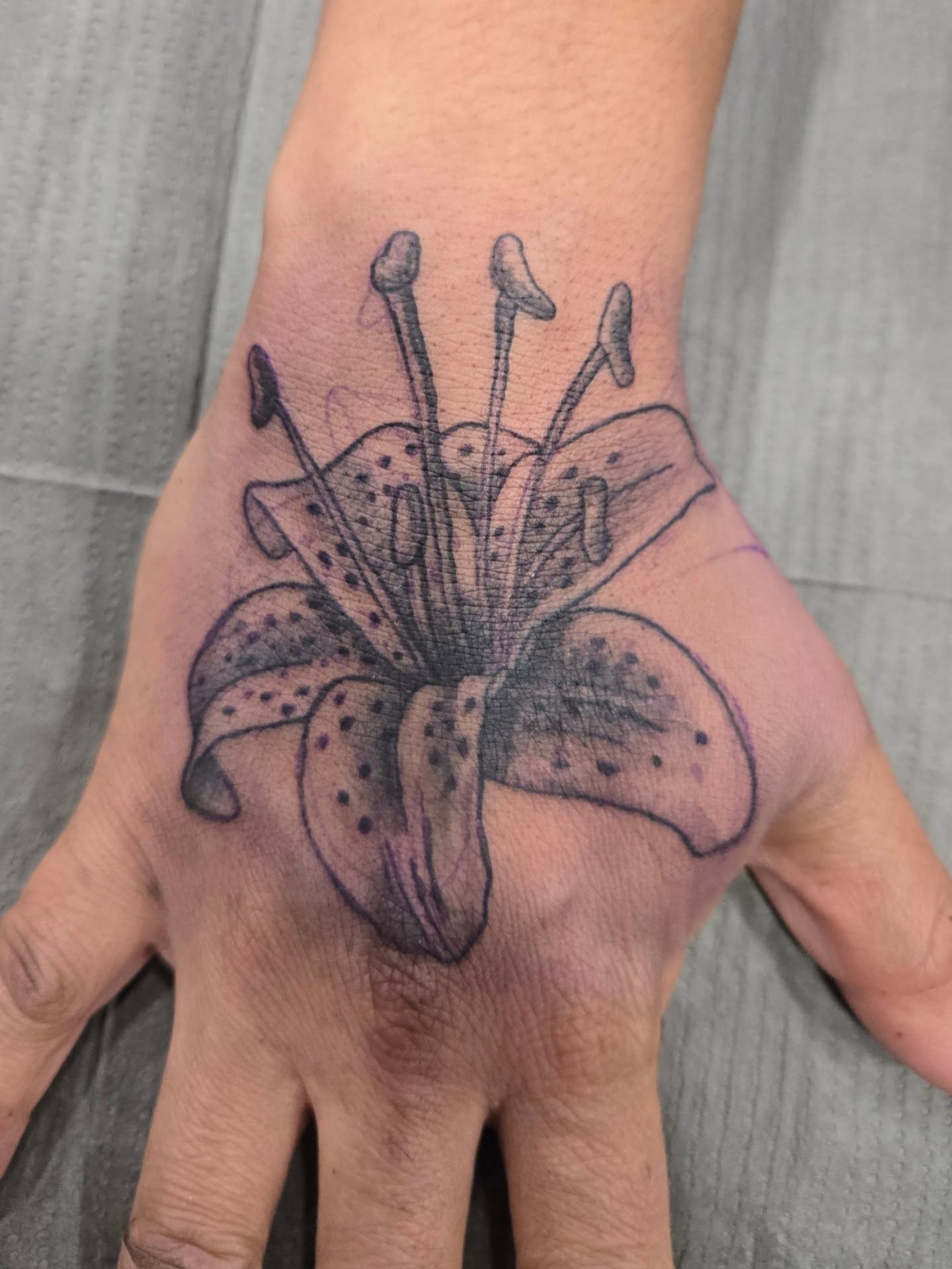 Lily black and grey tattoo on the hand by Jose G. Rubio Tattoo Artist πΊπ²ππ¨π¦