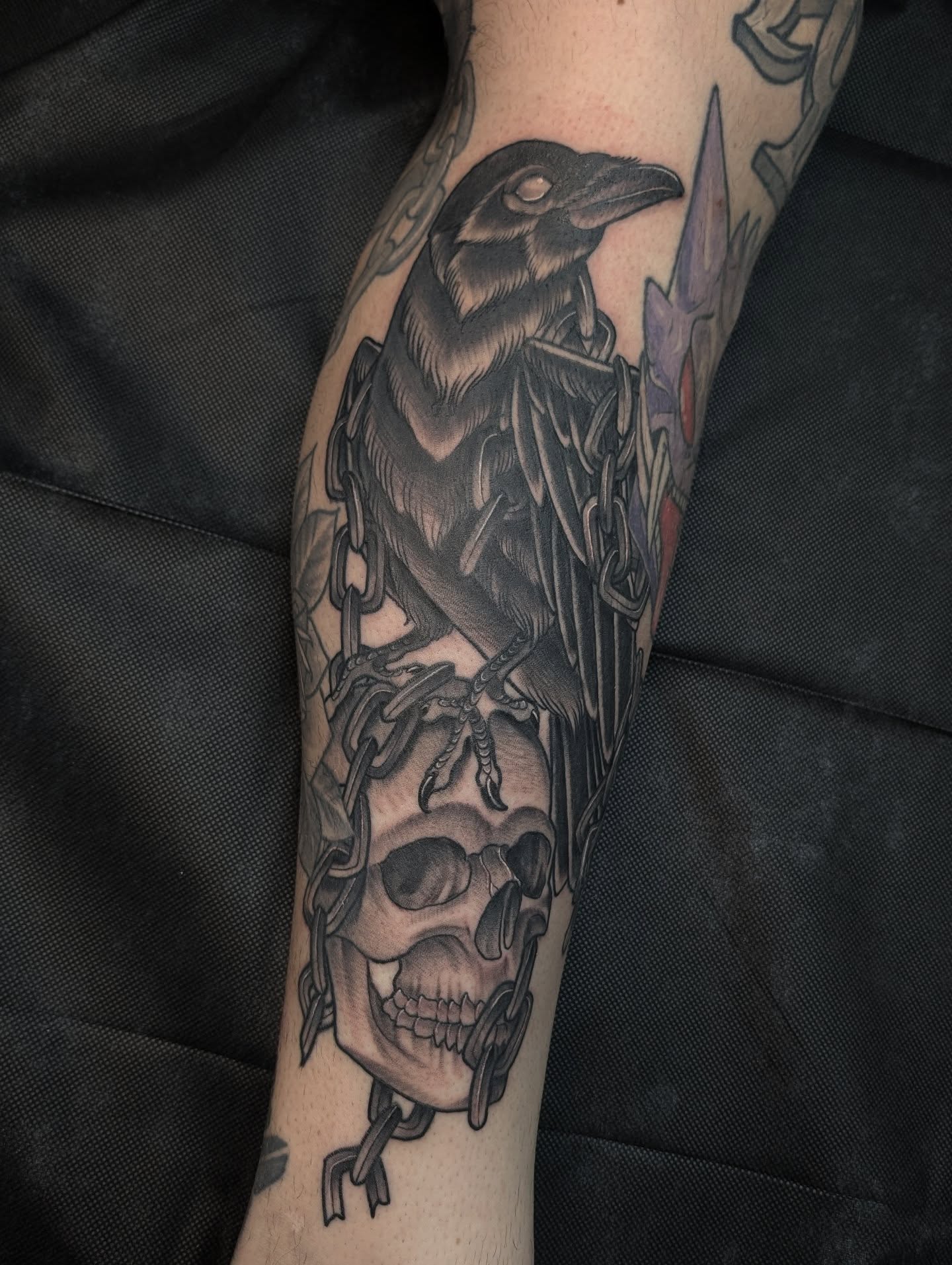 Crow and skull realism tattoo on the forearm by 𝑹𝒆𝒚𝒎𝒂𝒓𝒄 𝑫𝒂𝒚𝒂𝒖𝒐𝒏