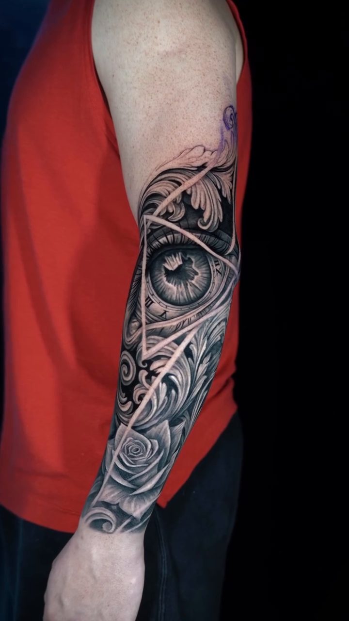 Eye and floral elements realism tattoo by Ricardo javier Gil, Dallas, Texas