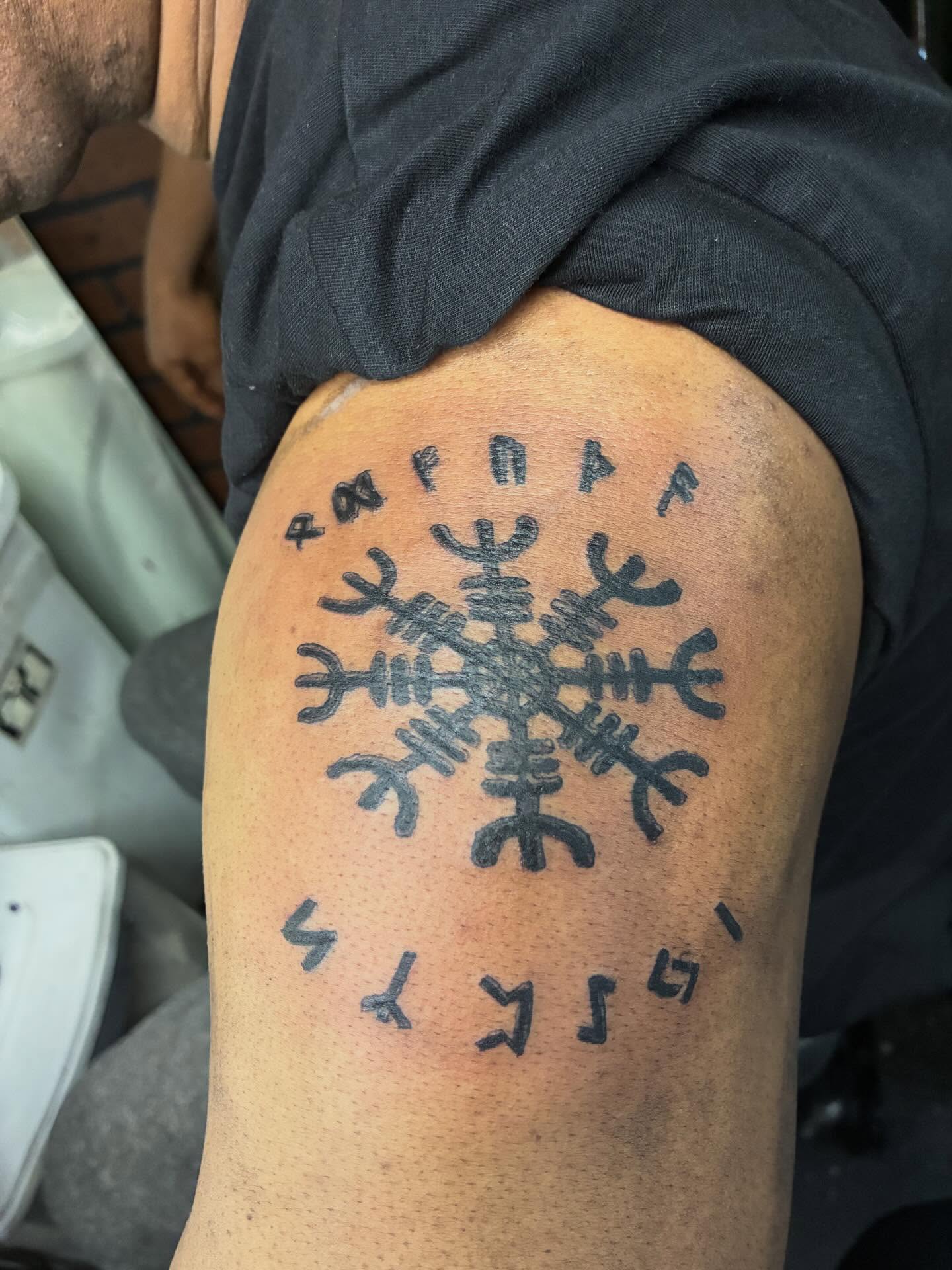 Viking symbol geometric tattoo on the shoulder by 💜✨🥀⚡🔮ヘンドリックスの家 🖤👁🤘🏽🔥, Irvington, New Jersey