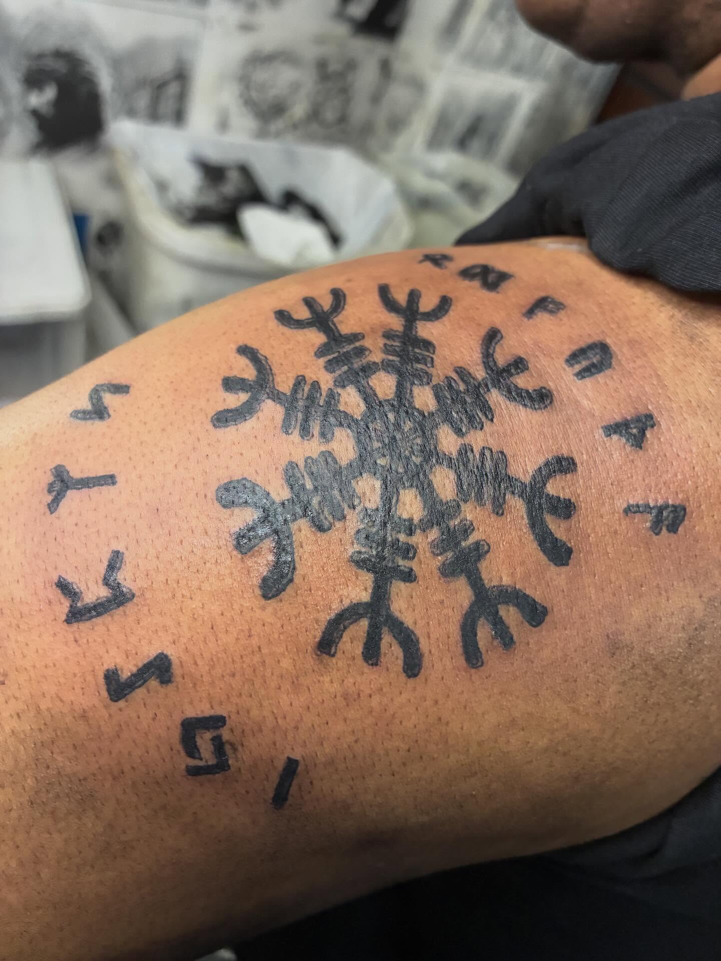 Snowflake geometric tattoo on the shoulder by 💜✨🥀⚡🔮ヘンドリックスの家 🖤👁🤘🏽🔥, Irvington, New Jersey