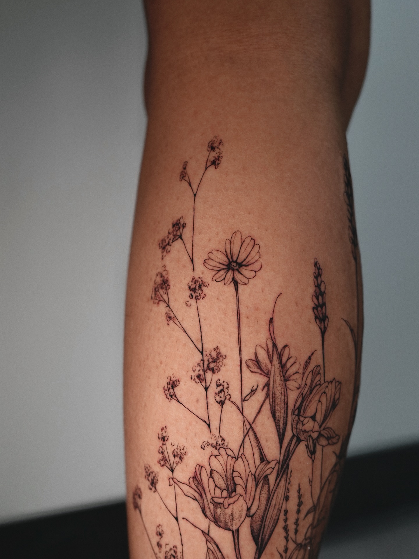 Wildflowers black and grey tattoo on the forearm by @katuvetattoo