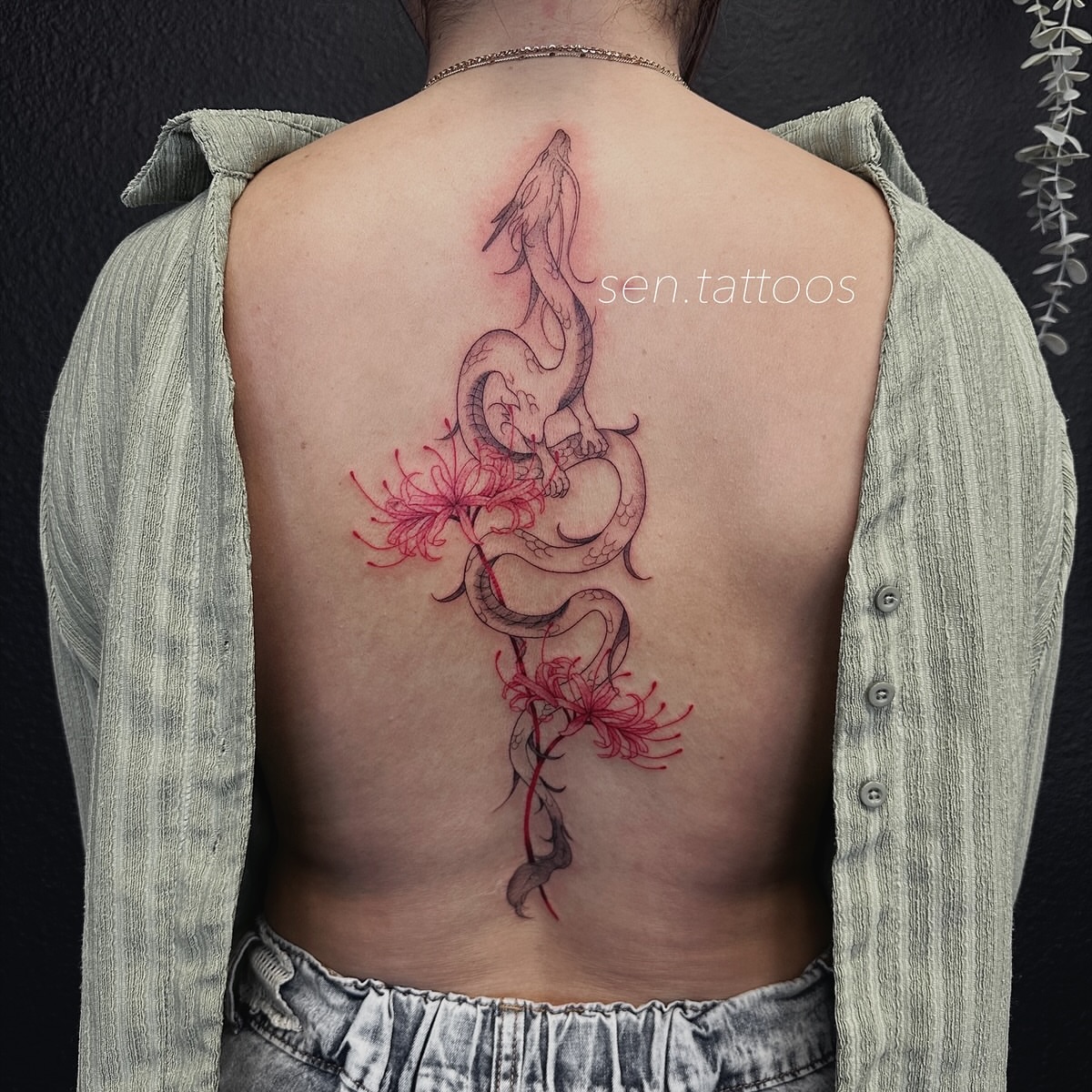 Dragon and flowers fine line tattoo on the back by Sen Tattooer