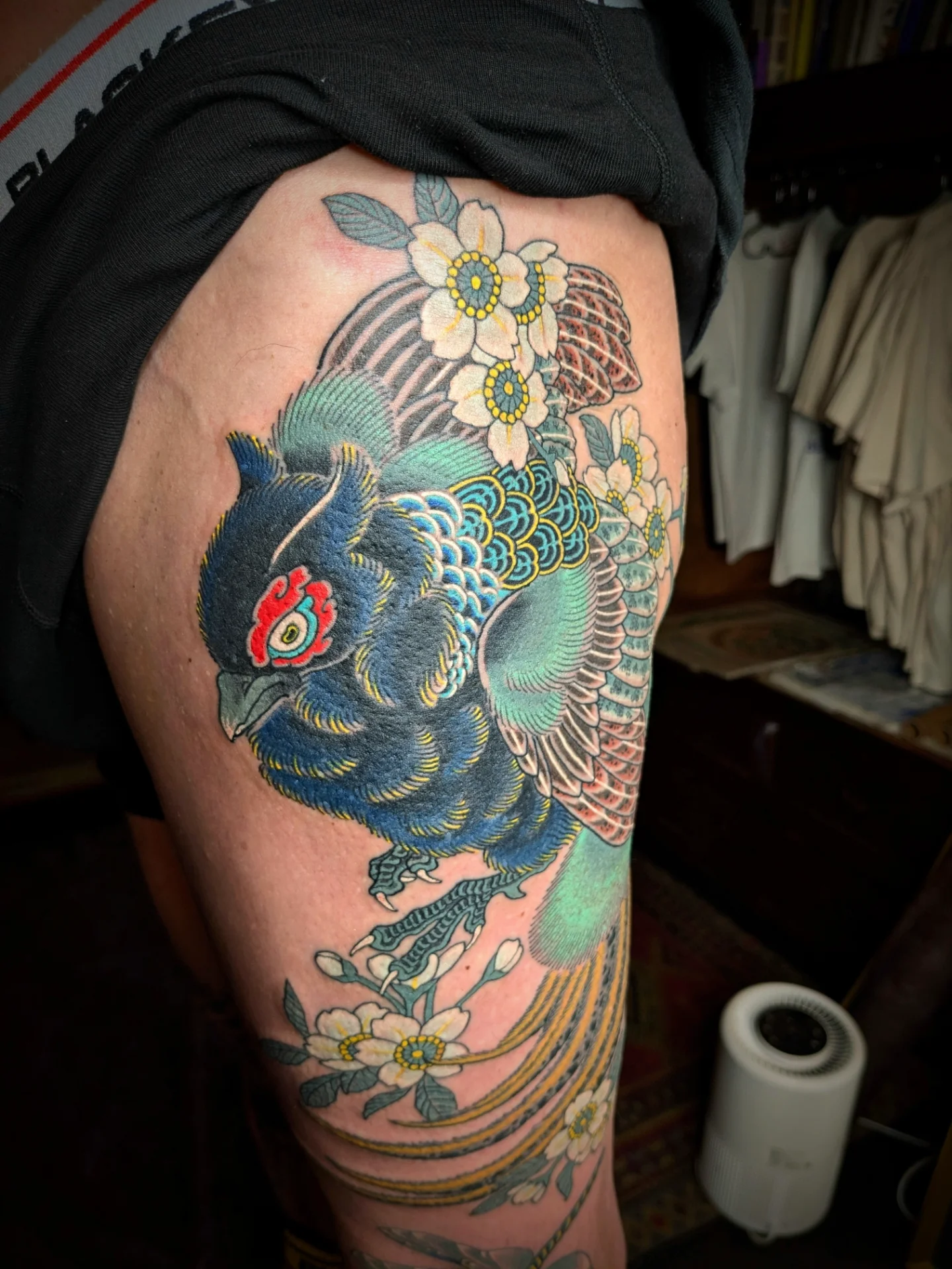 Peacock American traditional tattoo on the thigh by bluebird Kyoto 京都 五条楽園
