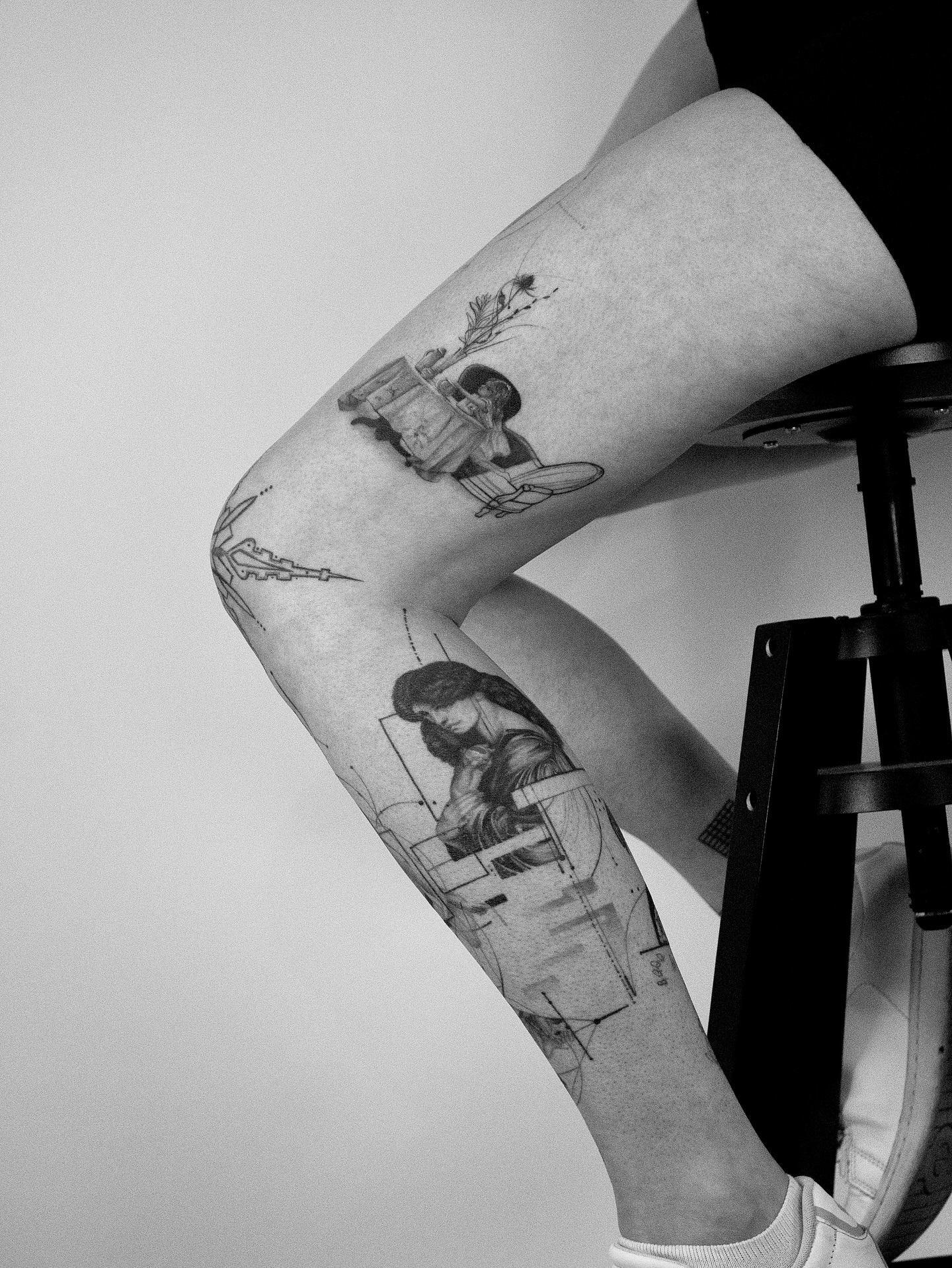 Woman with violin realism tattoo on the leg by János Bozóki, Budapest, Hungary