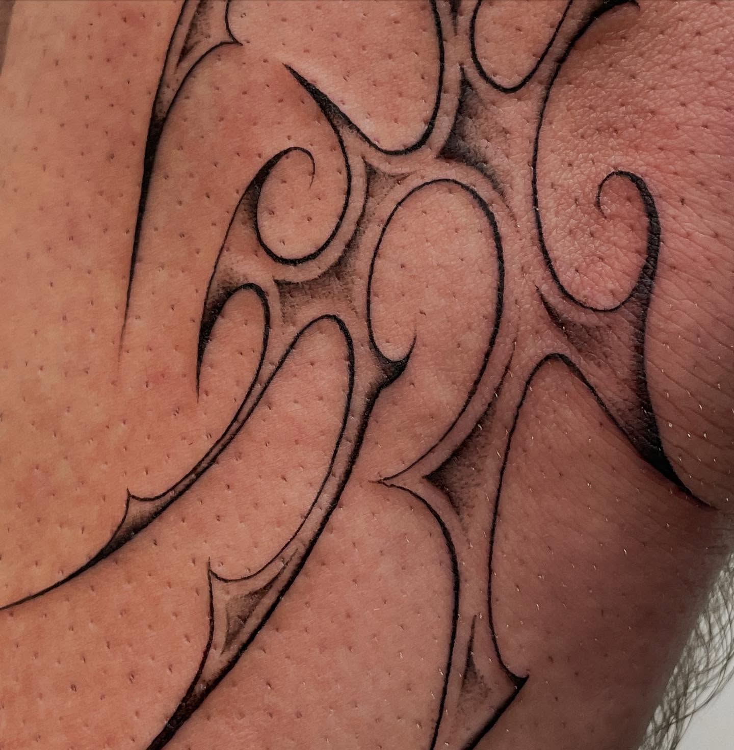 Abstract swirls tribal tattoo on the shoulder by Marjeline González🌈🌞