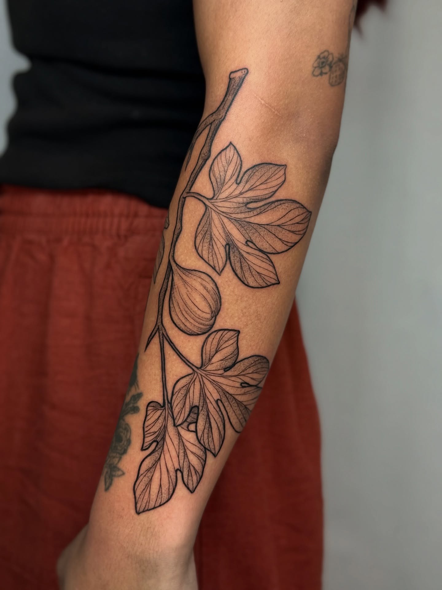 Monstera leaves black and grey tattoo on the forearm by Cooper