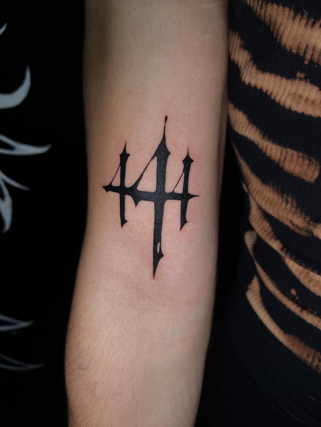Symbol cyber sigilism tattoo on the forearm by ๐๐ข๐ฃ๐ฑ ๐๐ฆ๐ฑ๐ฌ ๐๏ธ
