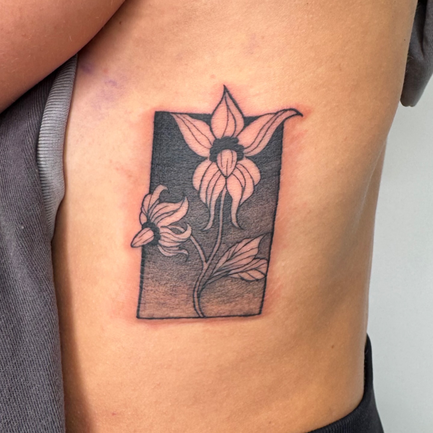 Flowers black and grey tattoo on the ribs by Tiffany