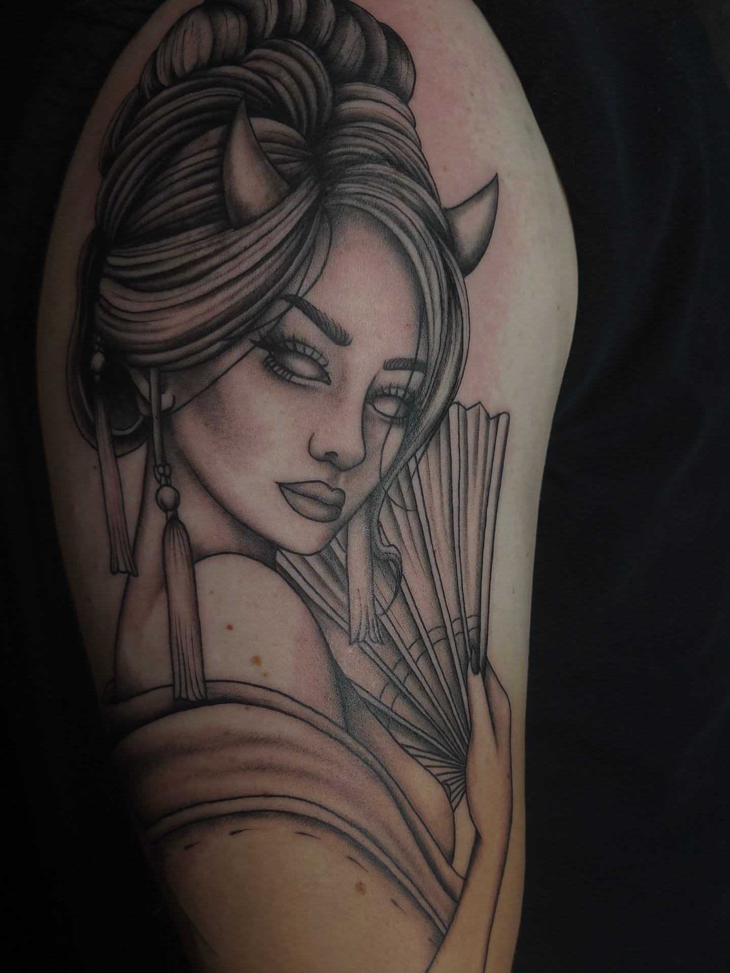 Geisha realism tattoo on the upper arm by Trinity
