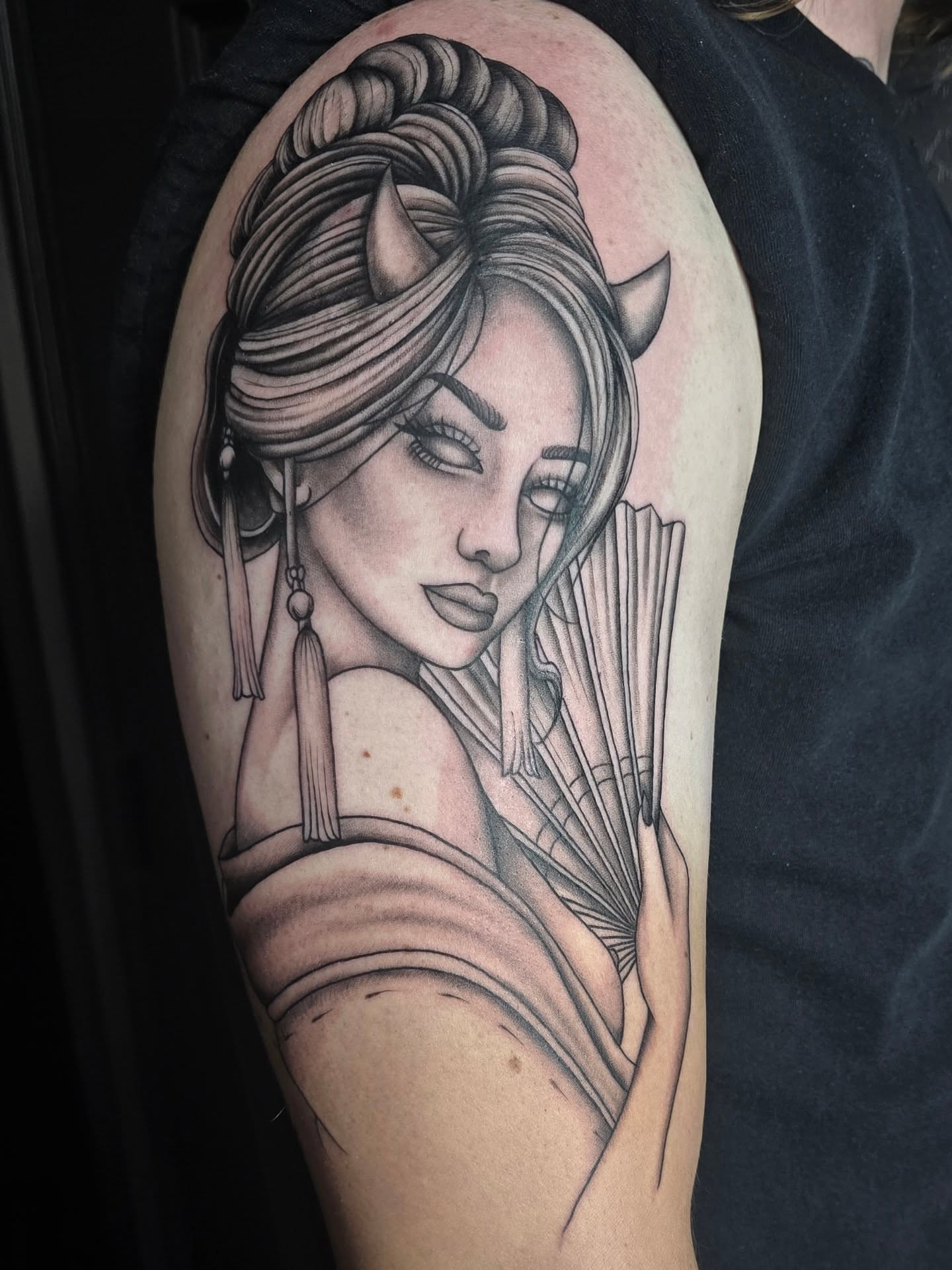 Geisha realism tattoo on the upper arm by Trinity