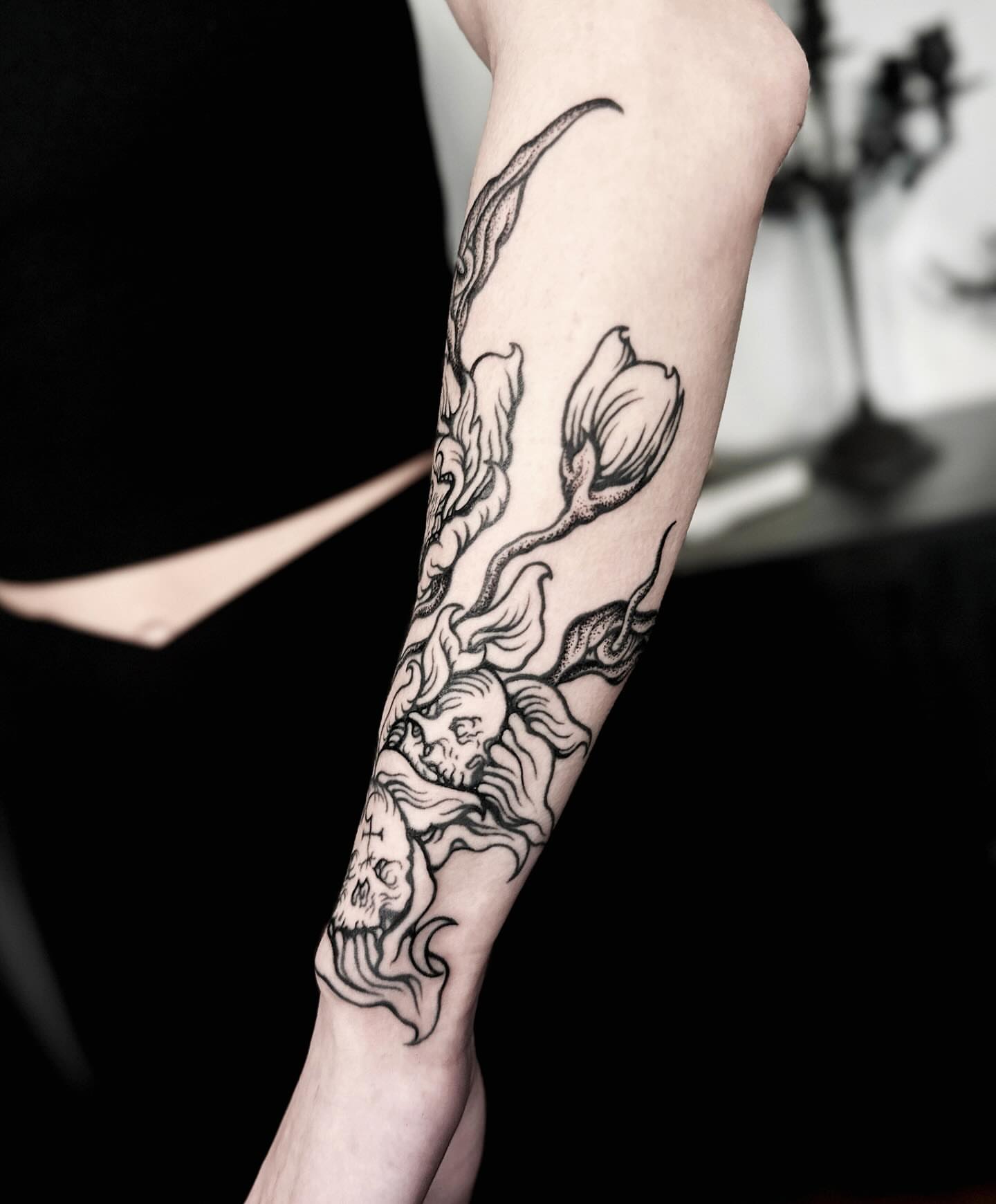 Skull and flowers black and grey tattoo on the forearm by 𝕾𝖆𝖘𝖍𝖆 𝖂𝖔𝖑𝖆𝖓𝖉