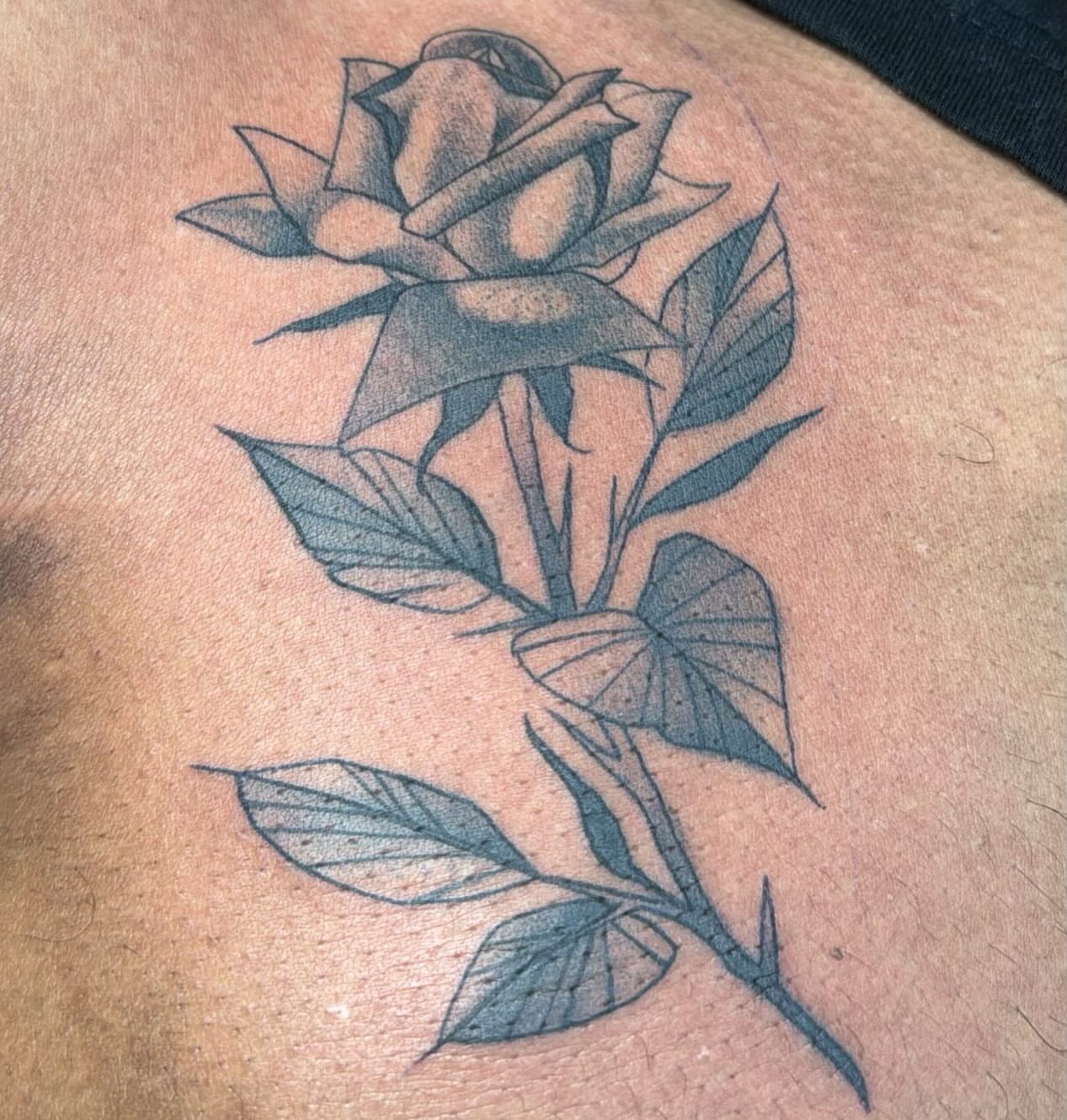 Rose black and grey tattoo on the thigh by Eli