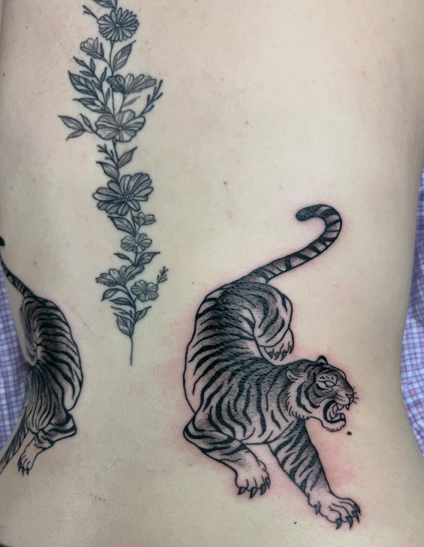Tiger and flowers black and grey tattoo on the ribs by Imani