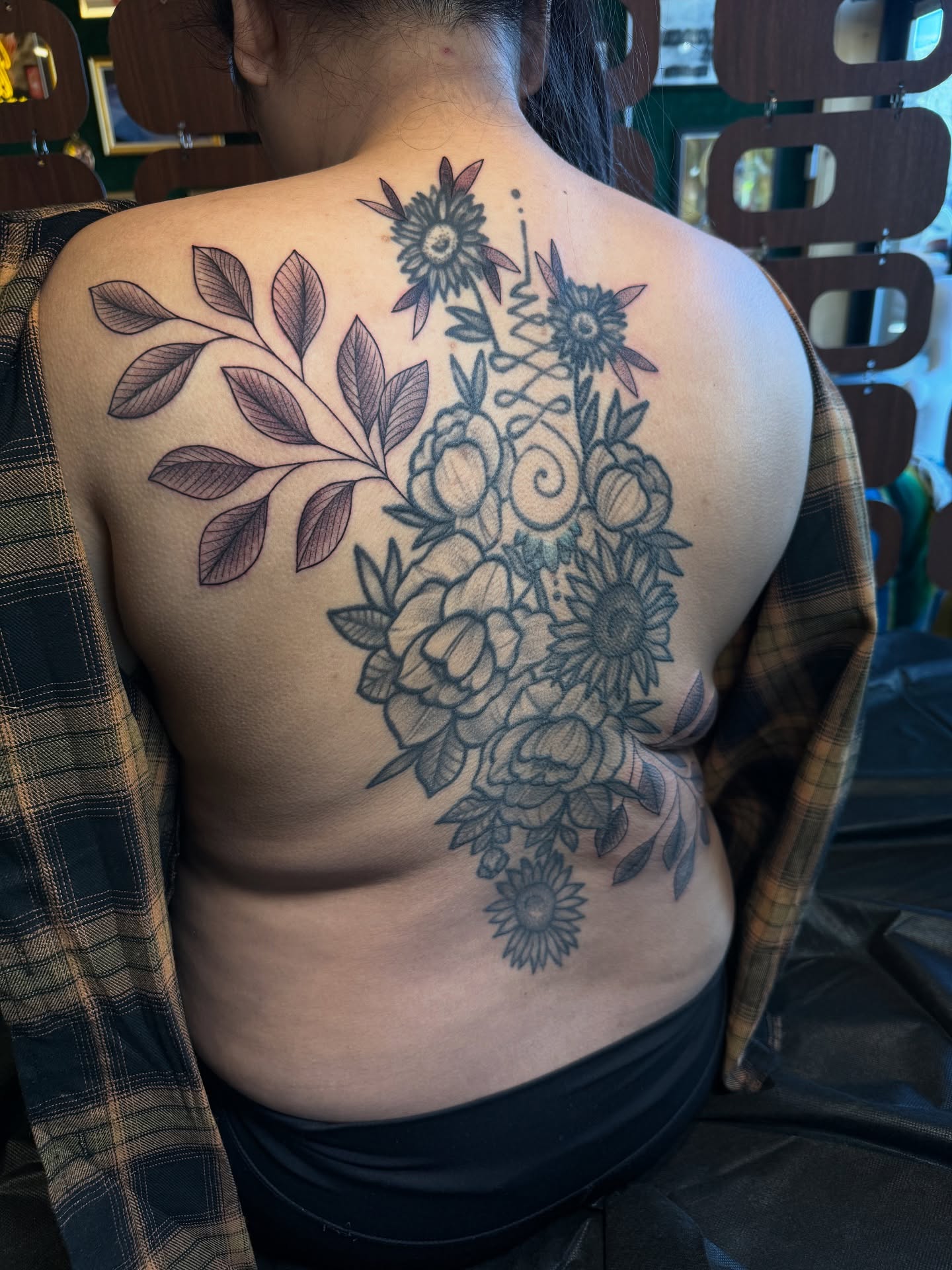 Floral bouquet black and grey tattoo on the back by ๐ฎ๐๐๐๐๐๐