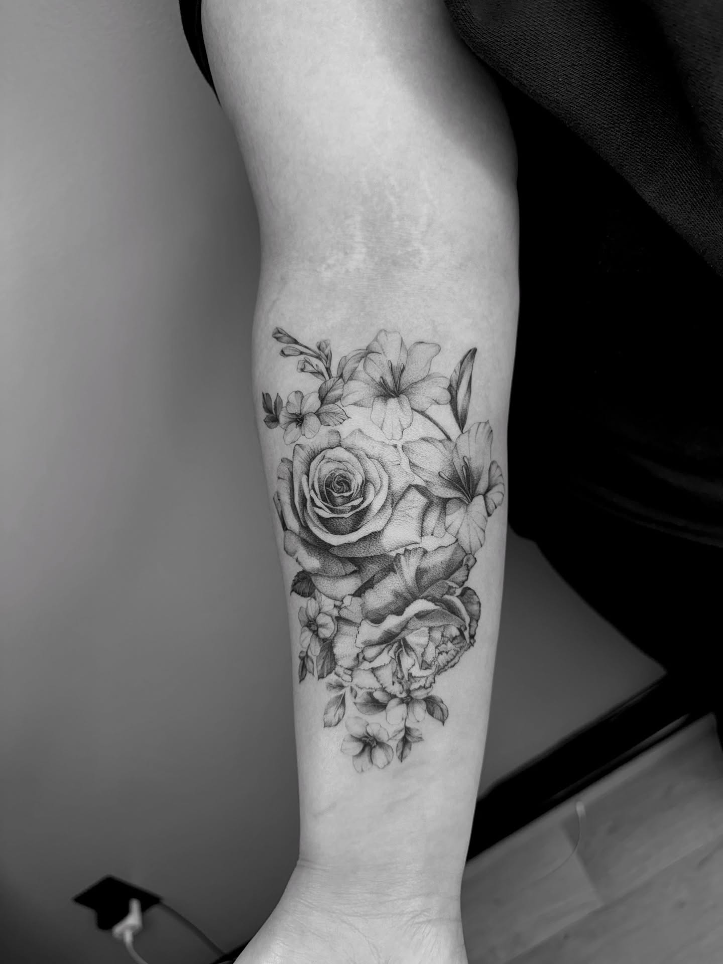 Tattoo by @ninnalopesart — dotwork, realism