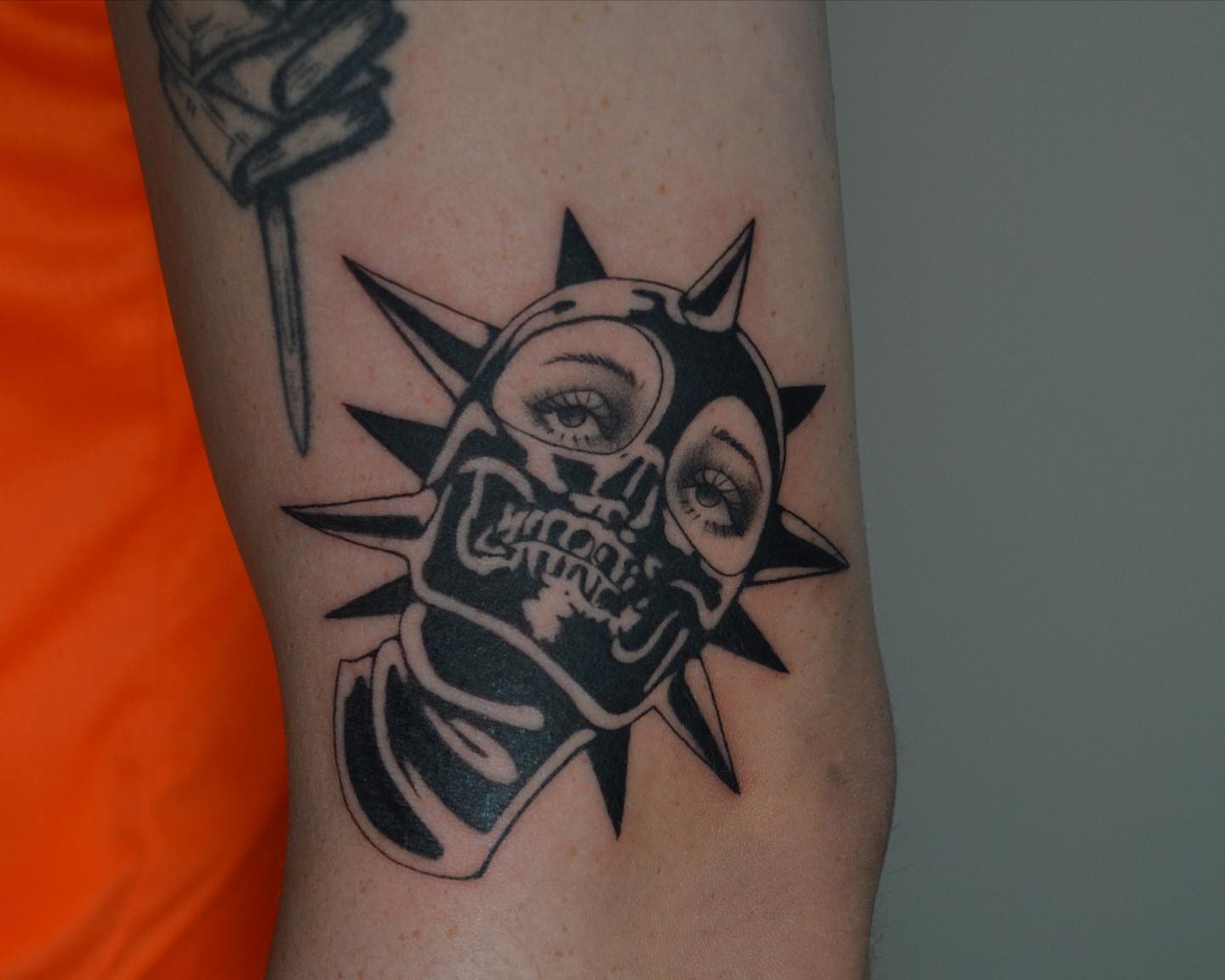 Skull with sunglasses black and grey tattoo on the forearm by Vanessa Acosta