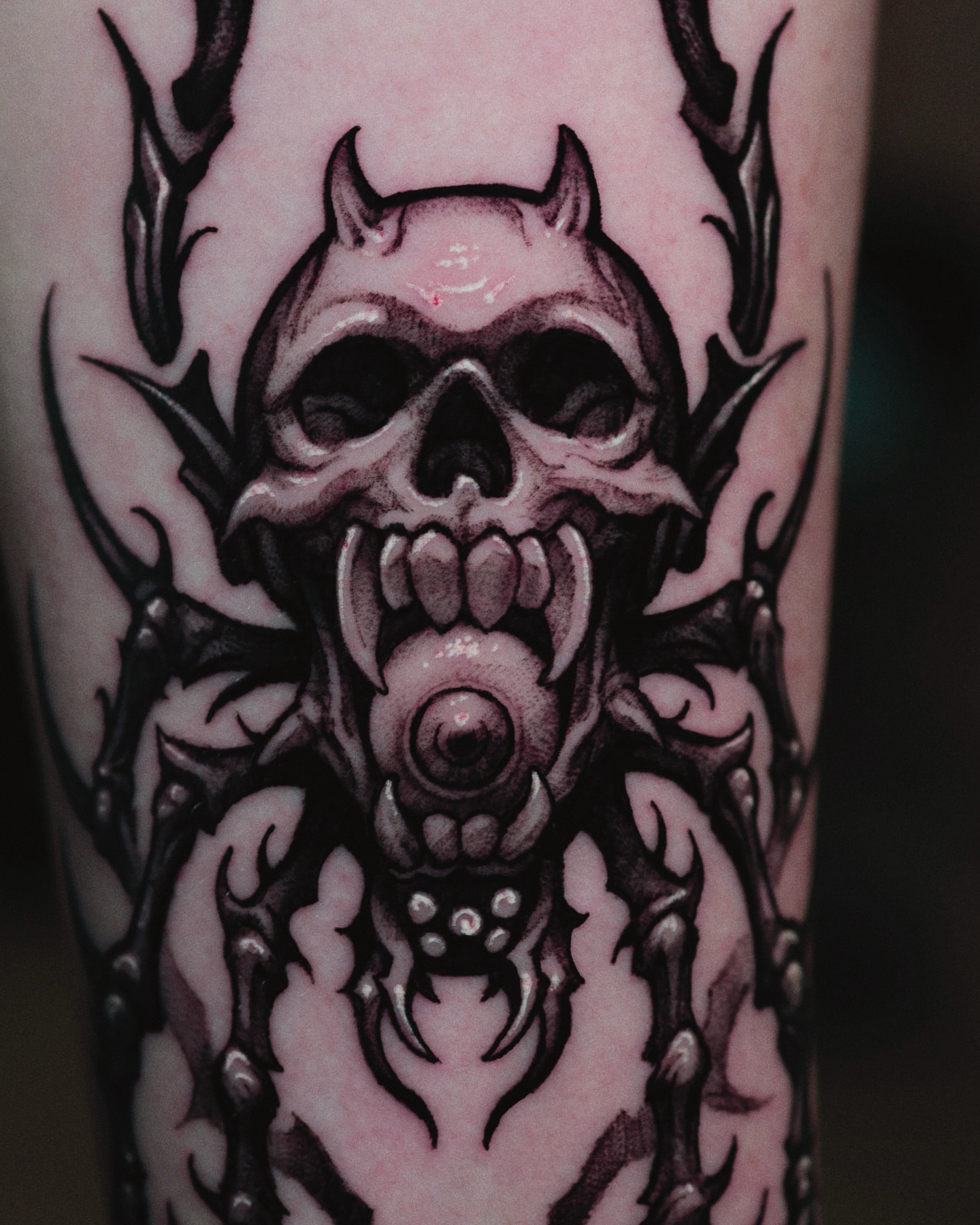 Skull tribal tattoo on the forearm by 두식