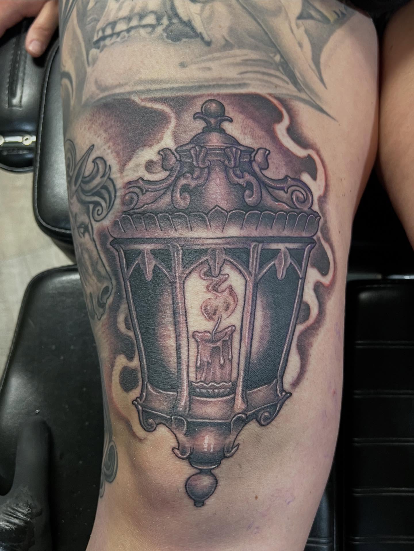 Lantern black and grey tattoo on the thigh by Niz Carrillo