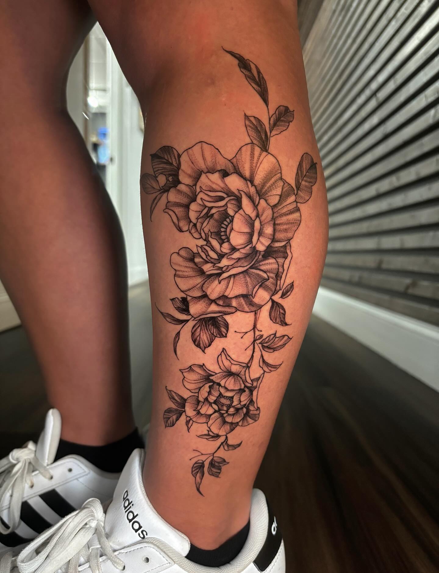 Floral bouquet black and grey tattoo on the calf by ππ²π΅π π§ - π£πͺπ½π½πΈπΈ ππ»π½π²πΌπ½