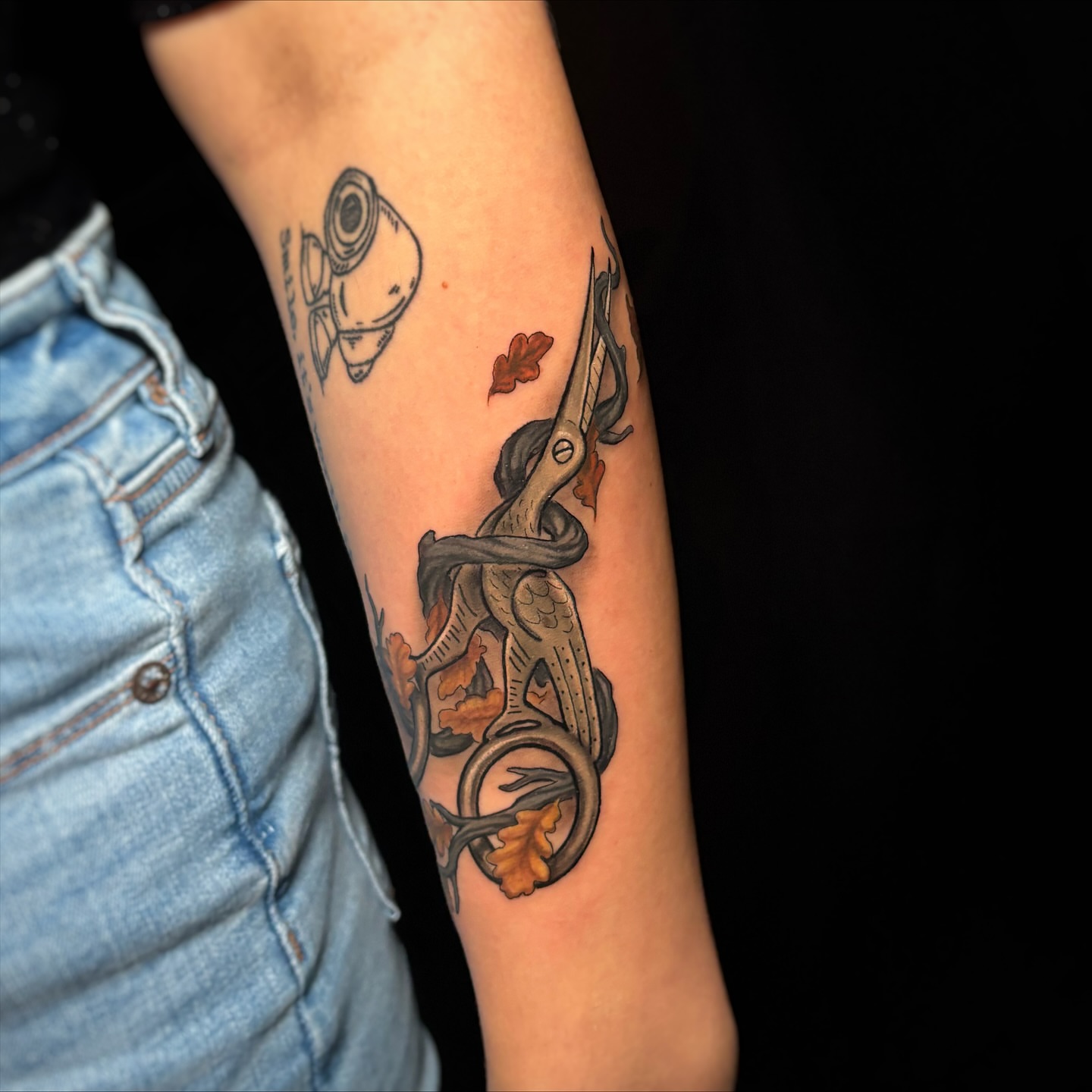 Deer and antlers American traditional tattoo on the forearm by Meg Mayhem ๐จ Sarenity Tattoo
