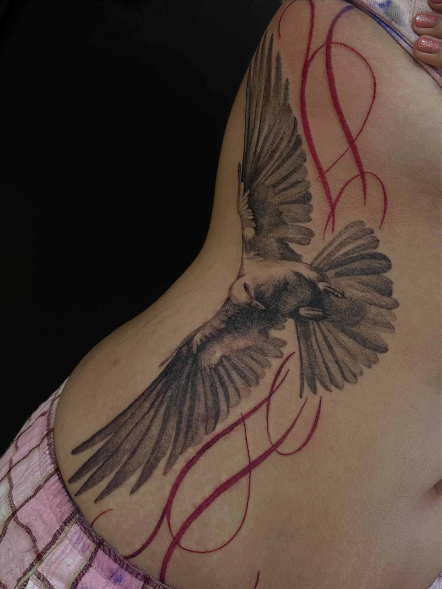 Bird realism tattoo on the ribs by Emma