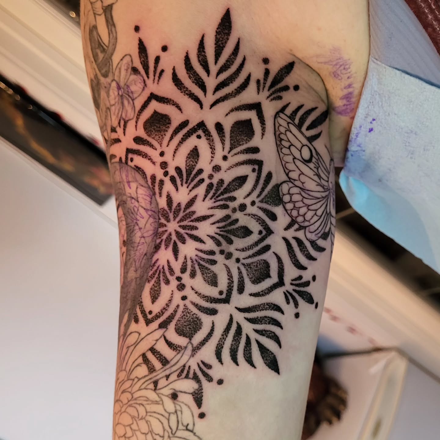 Tattoo by @ele_tattoos — dotwork, geometric