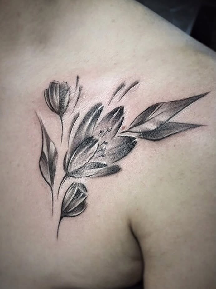 Flowers black and grey tattoo on the shoulder by Sacramento tattoo