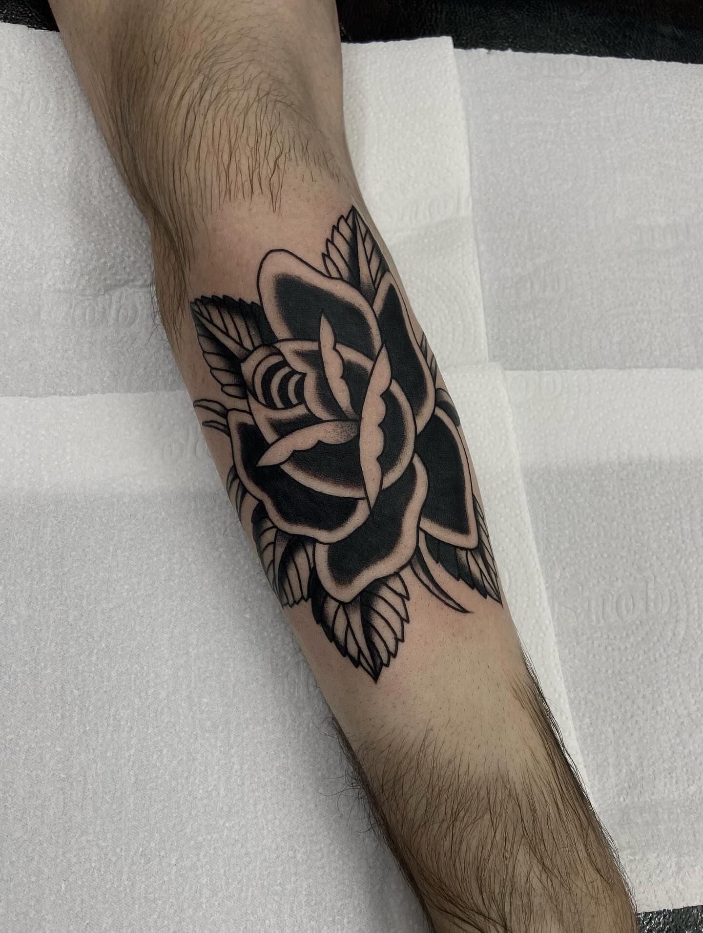 Rose black and grey tattoo on the forearm by Lucas Naganuma