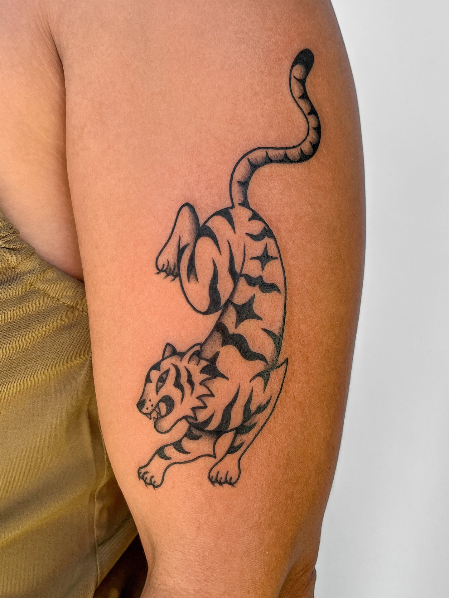 Tiger black and grey tattoo on the thigh by nina