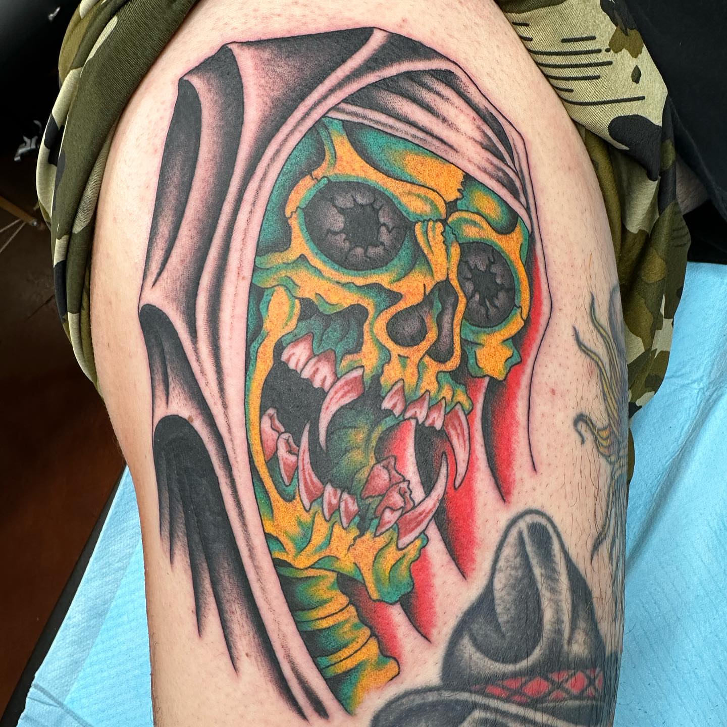 Skull neo-traditional tattoo on the thigh by Austin Murfitt